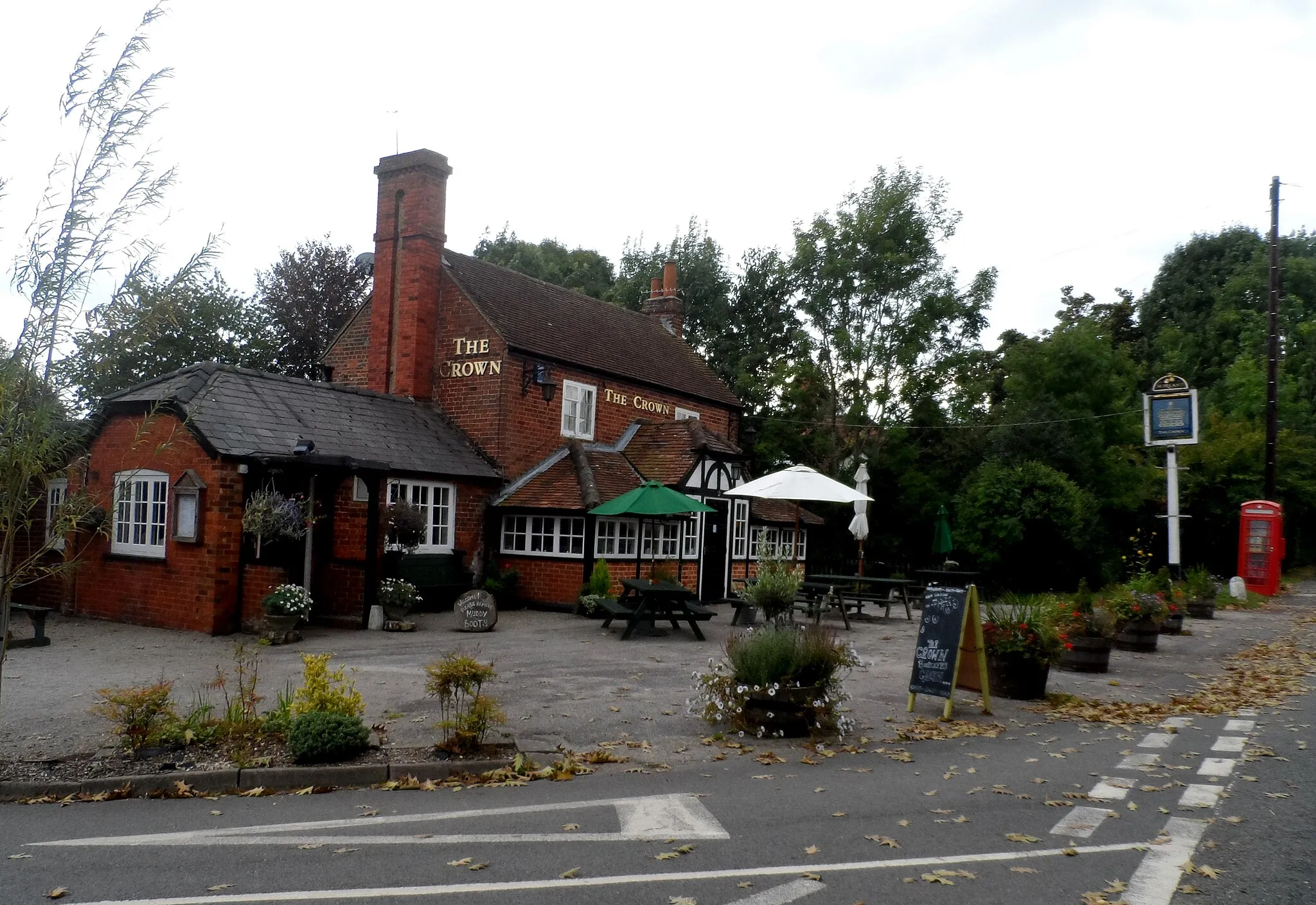 Photo showing: The Crown pub, Burchett's Green