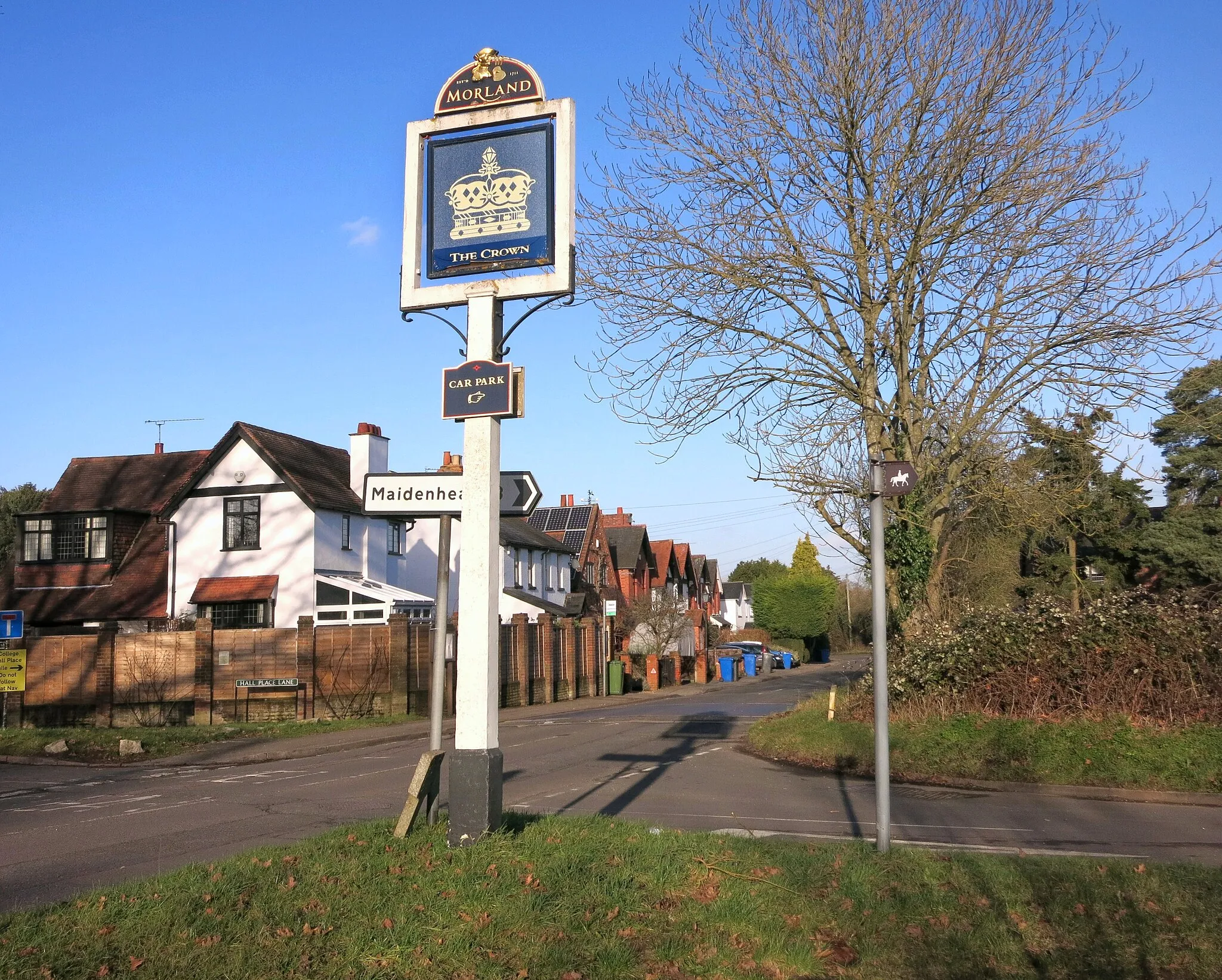 Photo showing: Outside The Crown