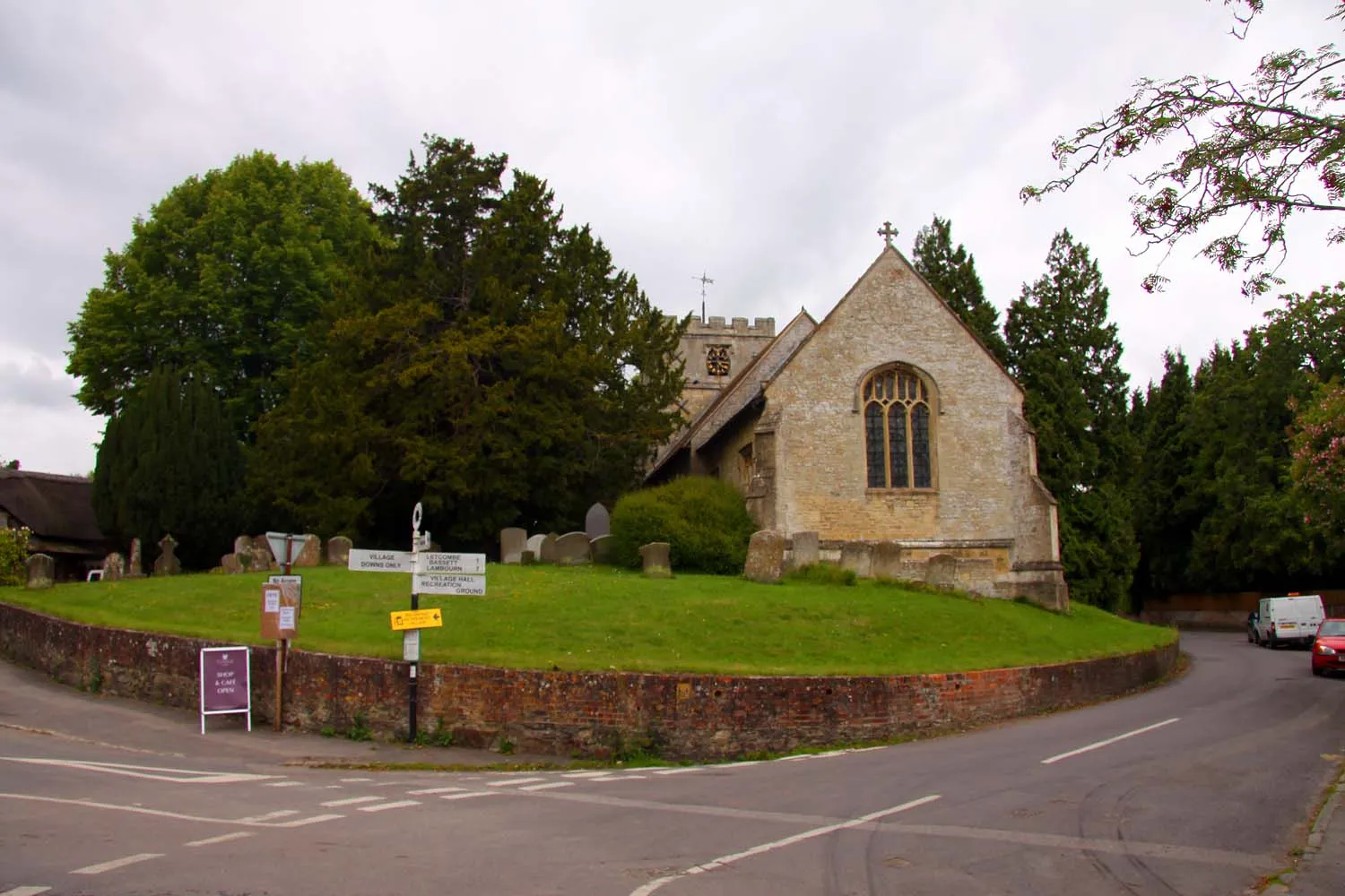 Photo showing: Bassett Road passes St Andrews Church