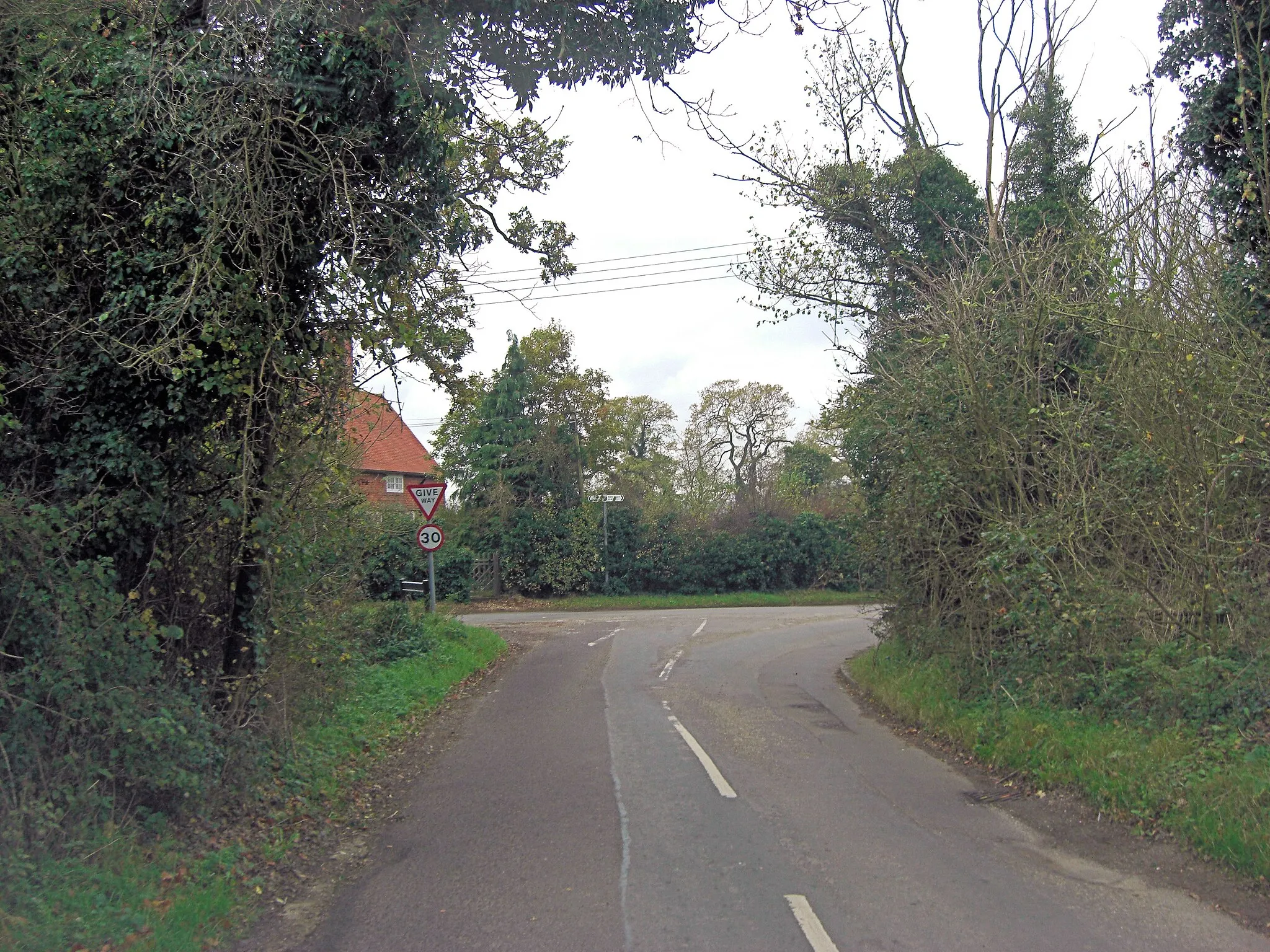 Photo showing: Kingston Lane junction with Sulhamstead Hill