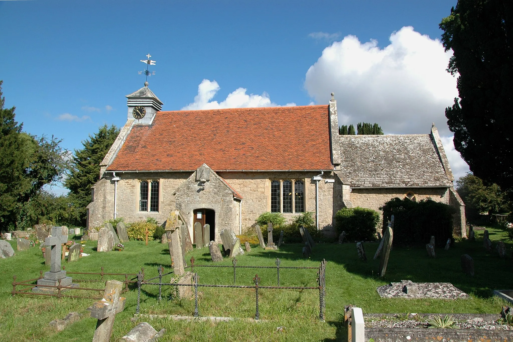 Photo showing: St Peter's parish church Wootton, Vale of White Horse, Oxfordshire (formerly Berkshire): view from the south