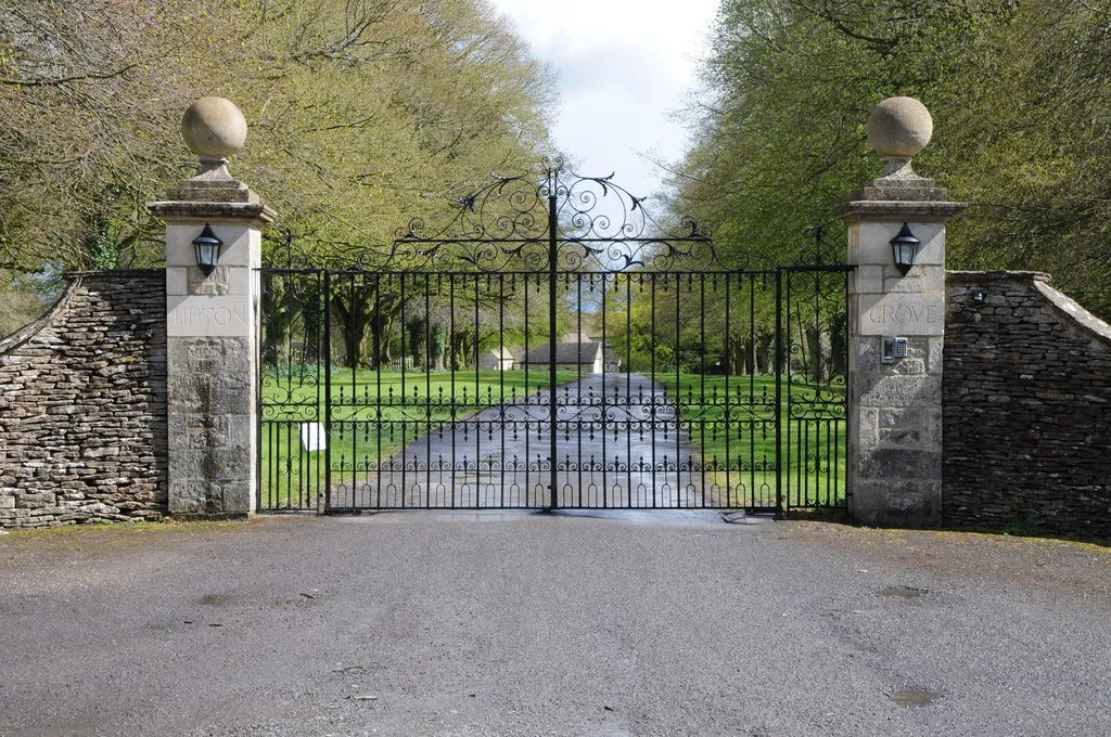 Photo showing: The gate to Upton Grove