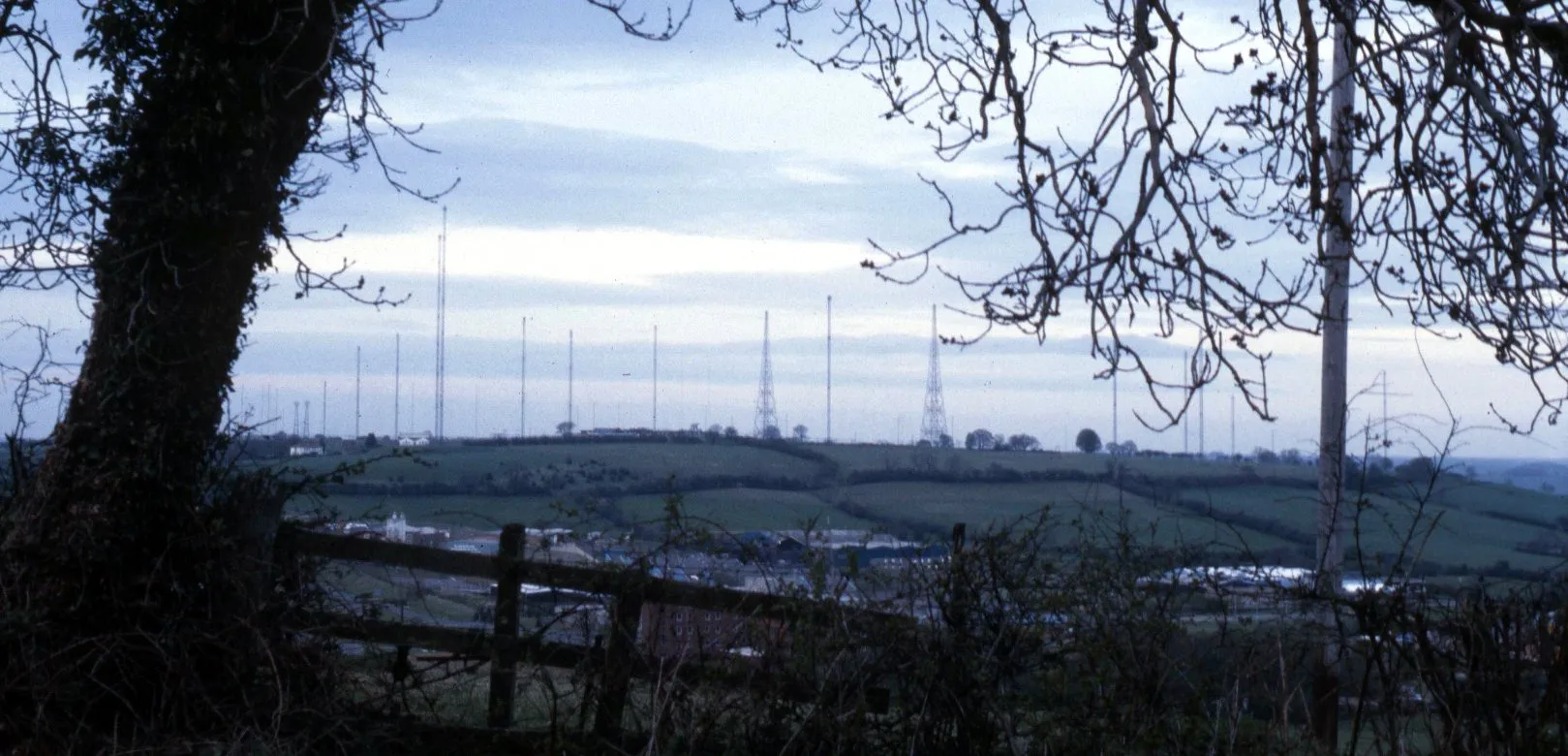 Photo showing: Daventry transmitting station masts and towers seen from south, circa 1990