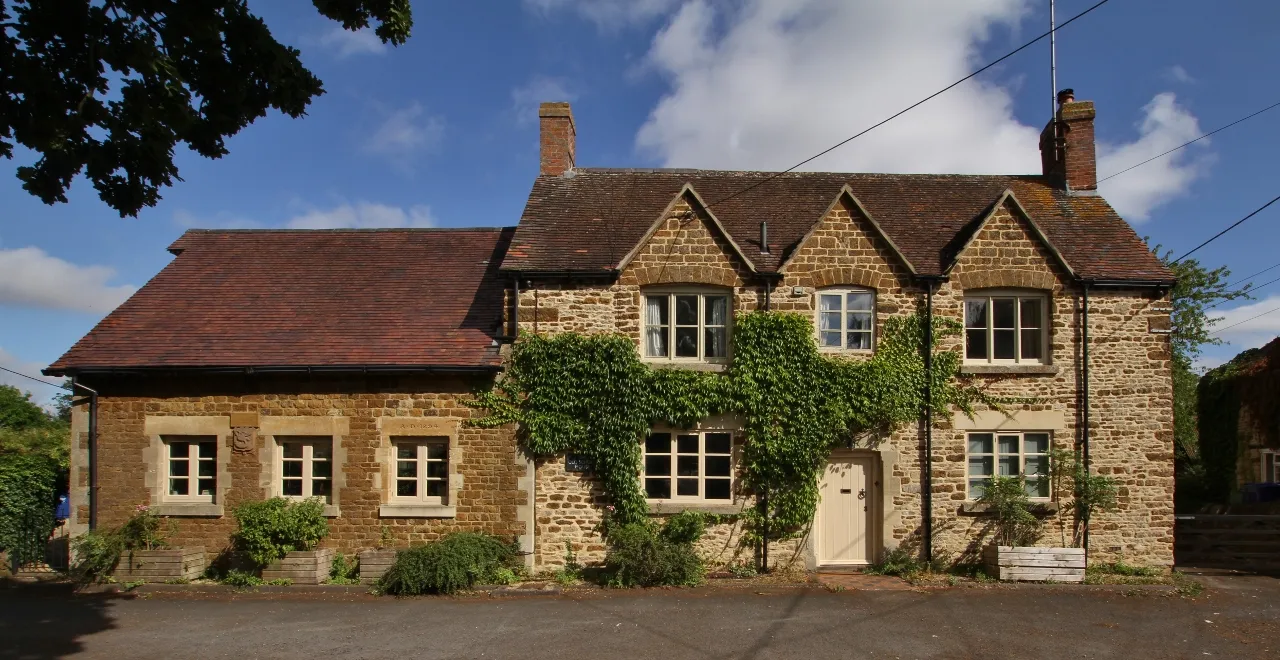 Photo showing: The former Mary New School, Market Square, Lower Heyford, Oxfordshire, seen from the south. Founded as a National School in 1867. The extension on the left was added in 1894.