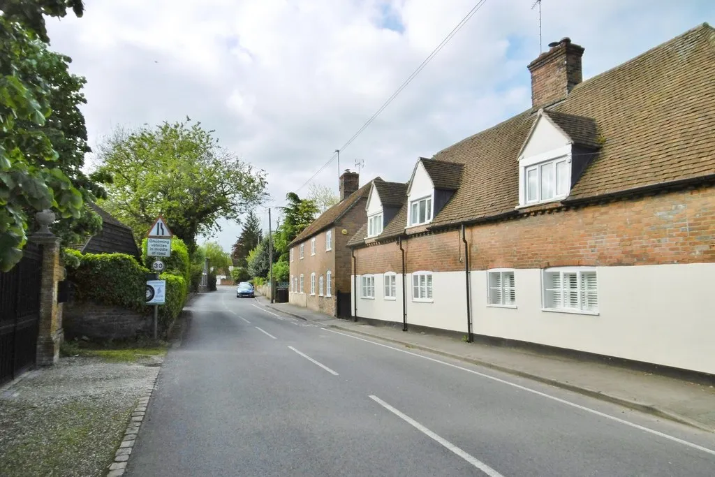 Photo showing: Chieveley, cottages