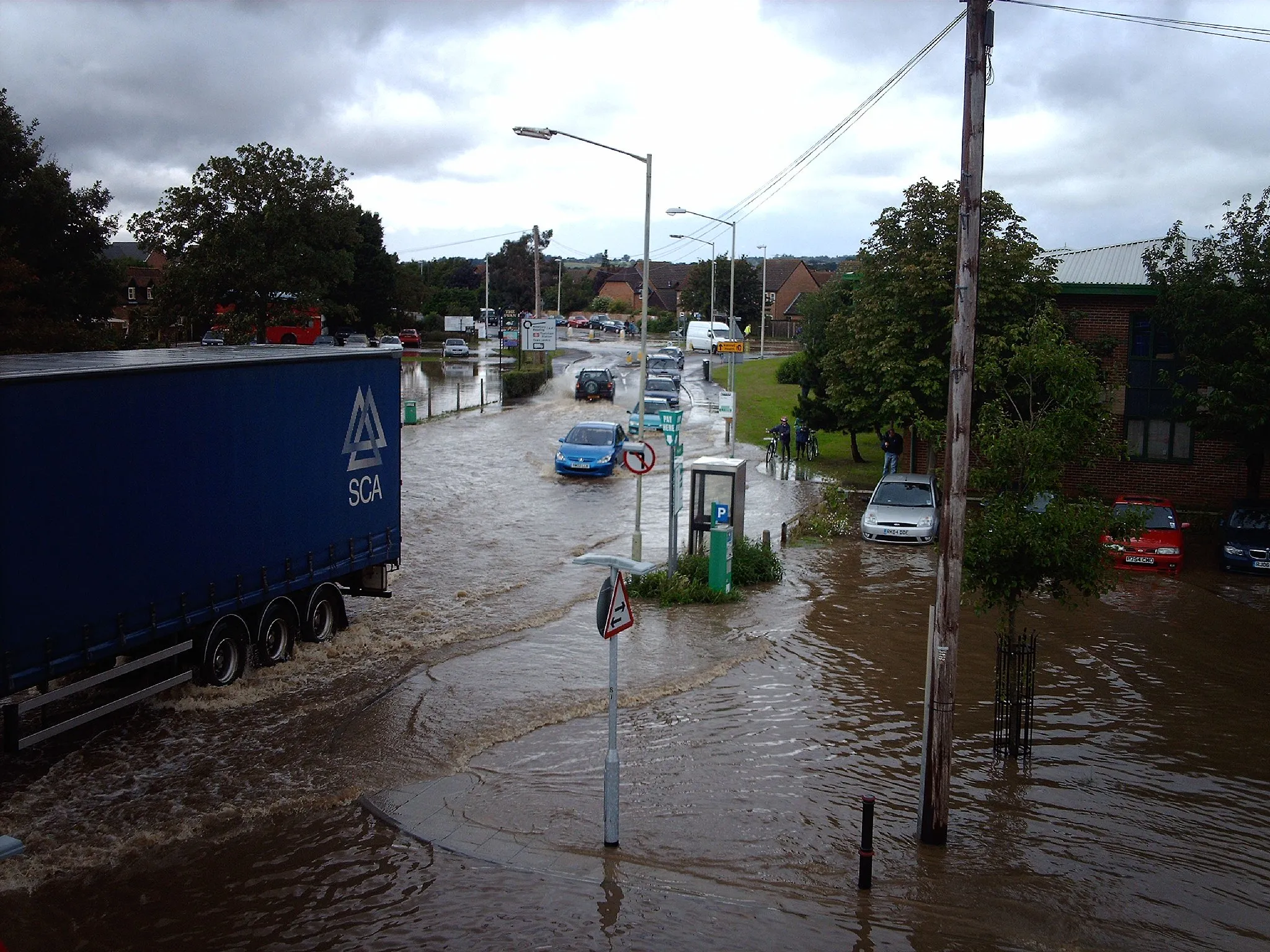 Photo showing: A photograph shot looking away from Thatcham railway station showing some of the flooding in Thatcham.