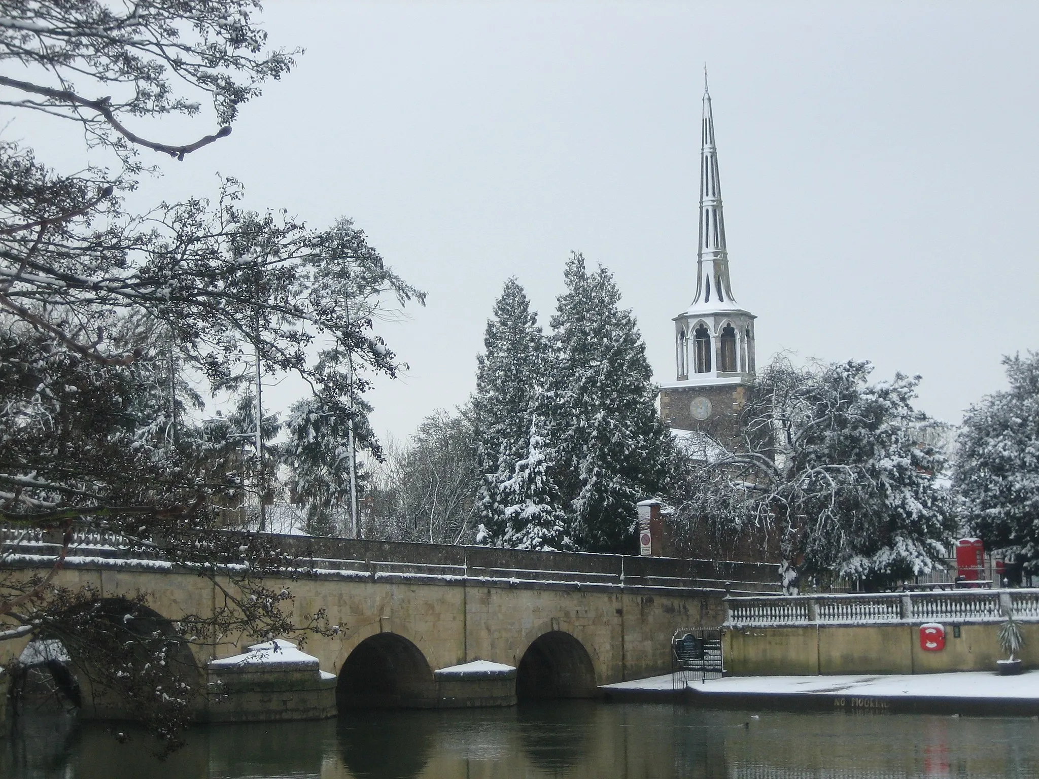 Photo showing: Wallingford Bridge and the tower of St Peter's parish church, Wallingford, Oxfordshire (formerly Berkshire), in snow