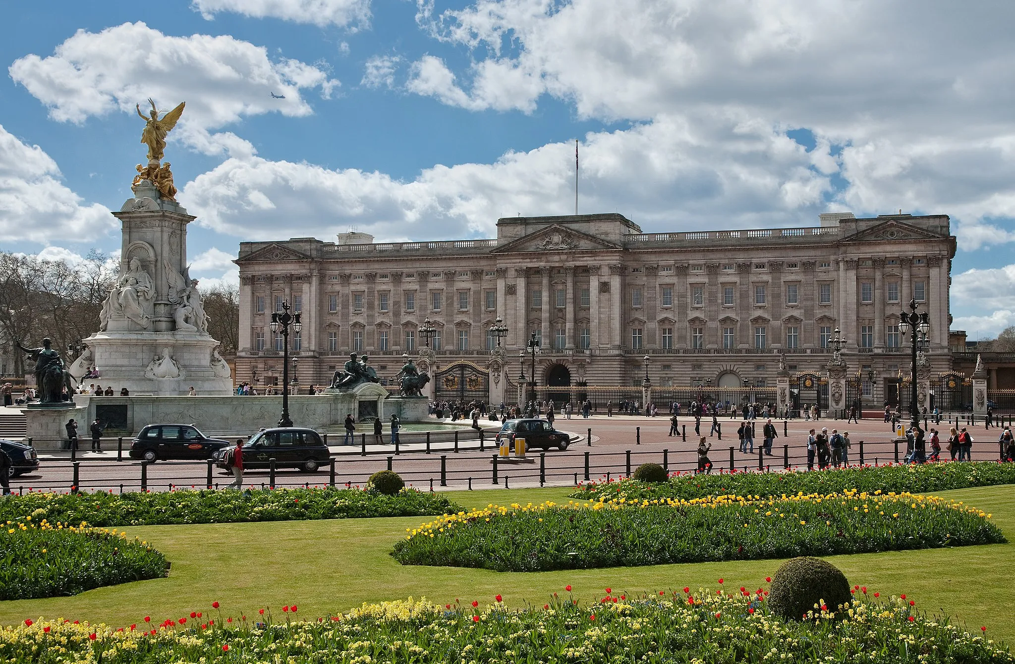 Photo showing: Buckingham Palace in London, England. taken by myself with a Canon 5D and 24-105mm f/4L IS lens.