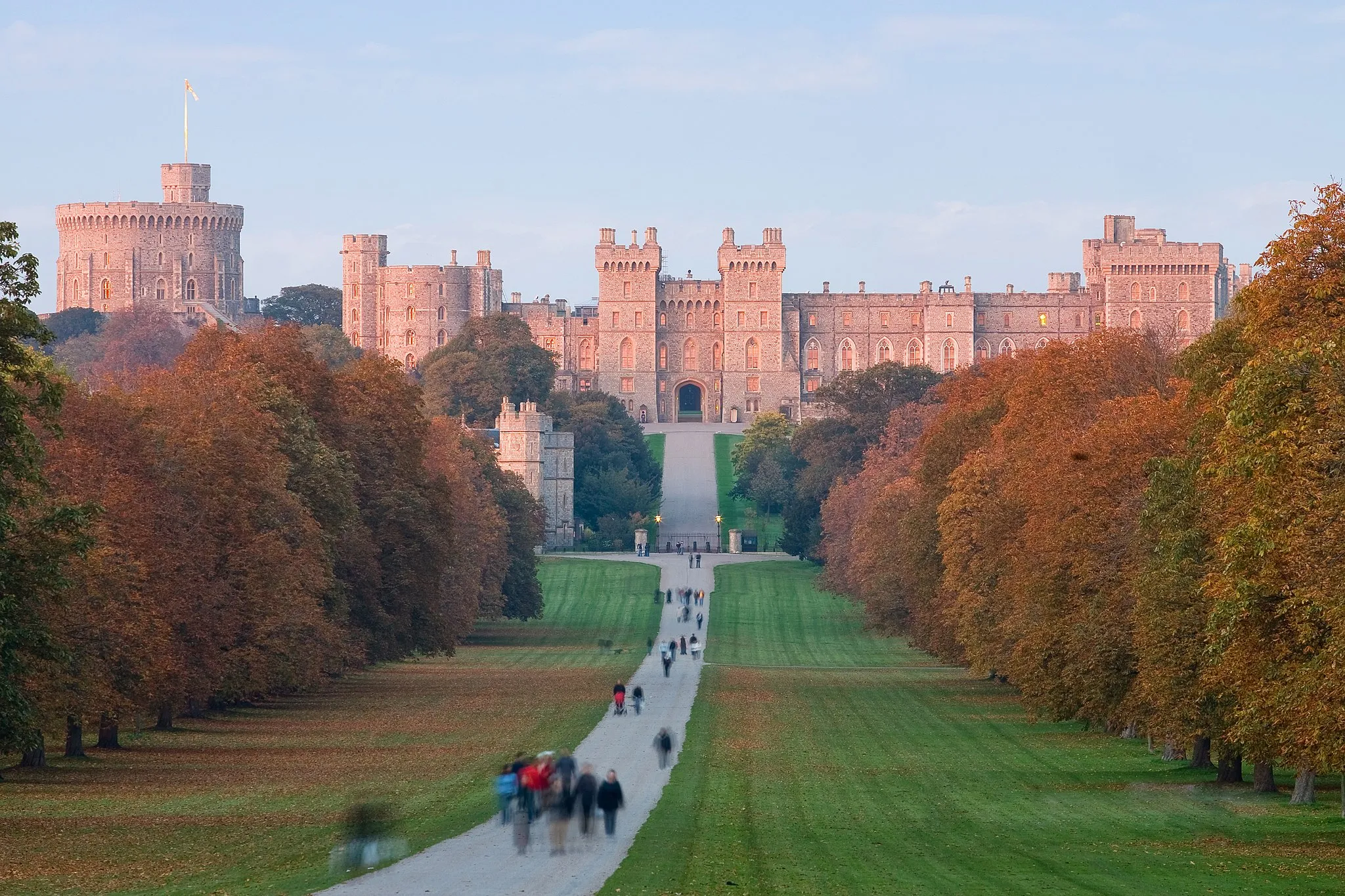 Photo showing: Windsor Castle at sunset as viewed from the Long Walk in Windsor, England. Taken by myself with a Canon 5D and 70-200mm f/2.8L lens at 200mm.