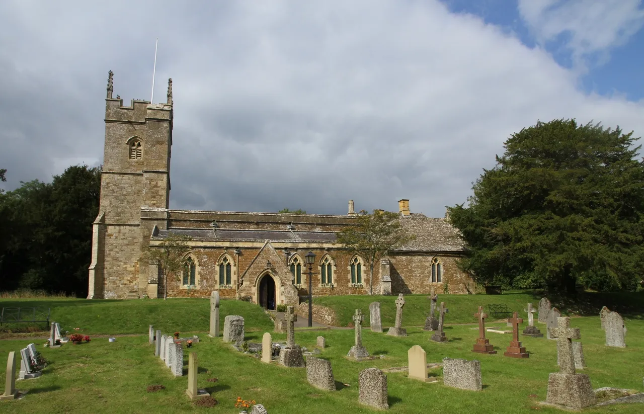 Photo showing: St Andrew's parish church, Kingham, Oxfordshire, seen from the southeast