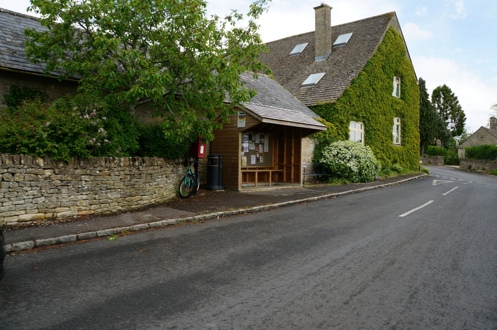 Photo showing: Bus shelter in Aldsworth