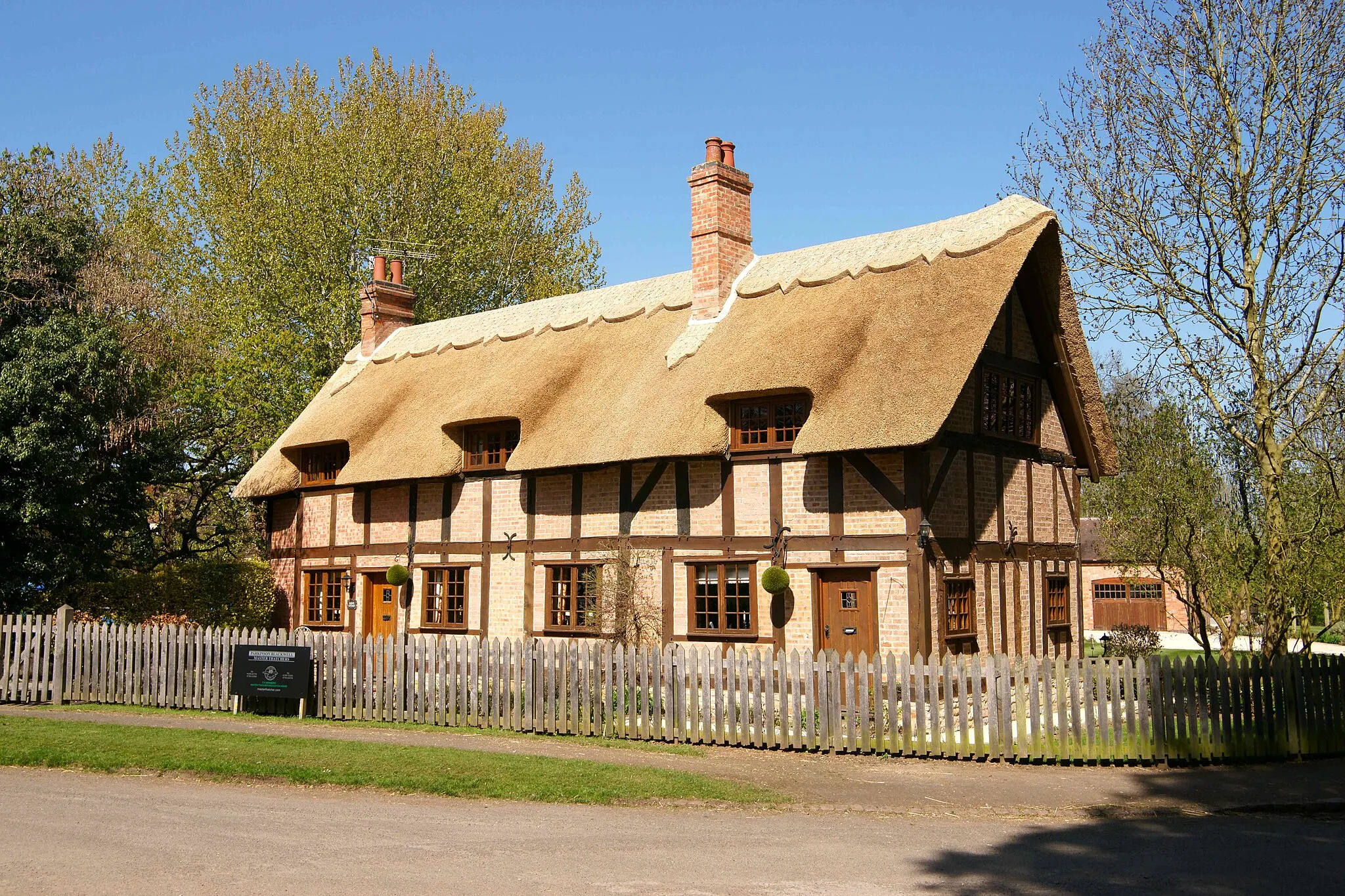 Photo showing: Razor edge thatch