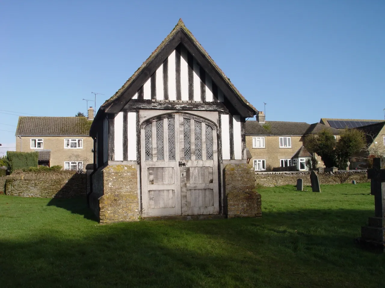 Photo showing: Building in the burial ground at Ampney Crucis