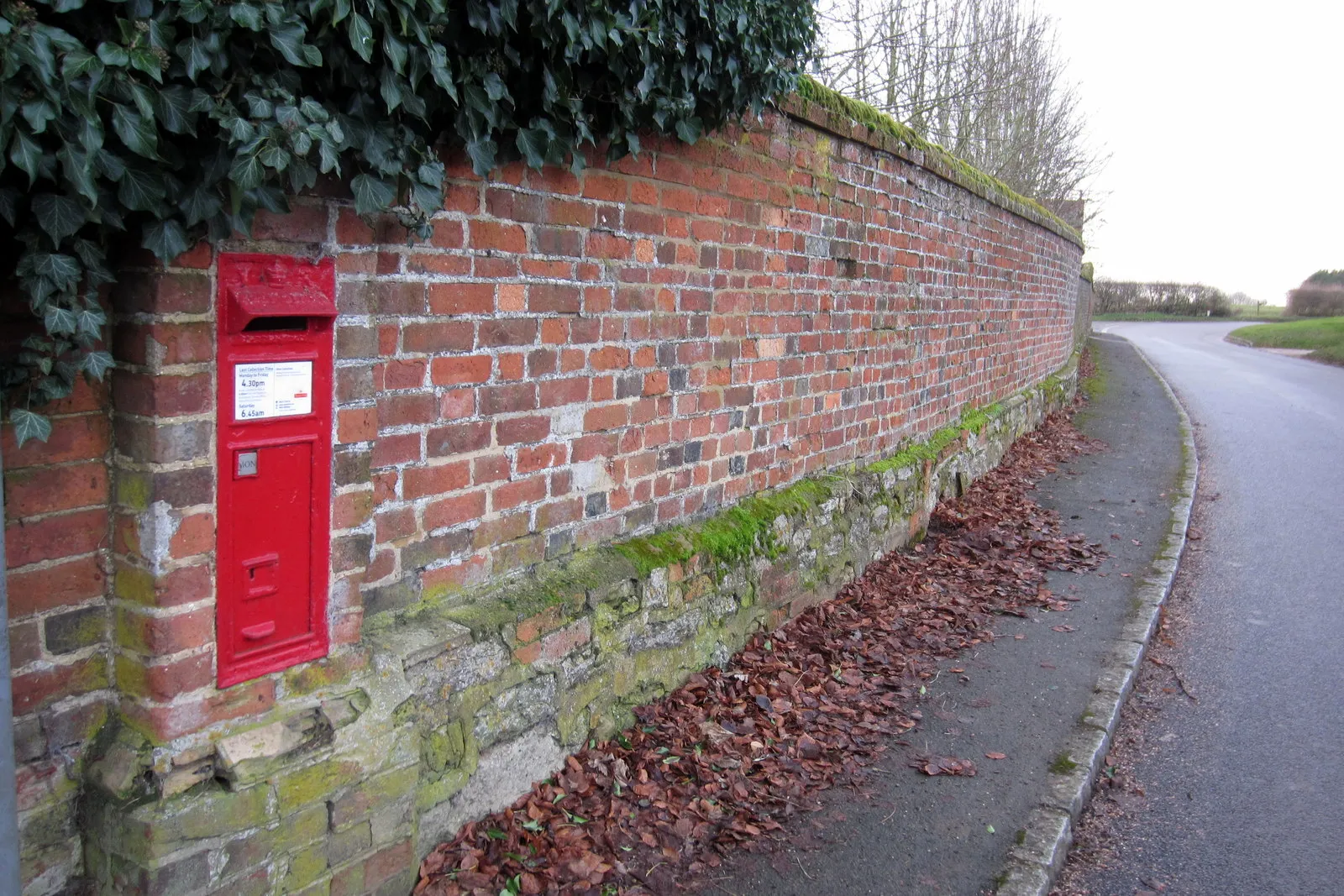 Photo showing: Postbox in a wall by Radclive main street