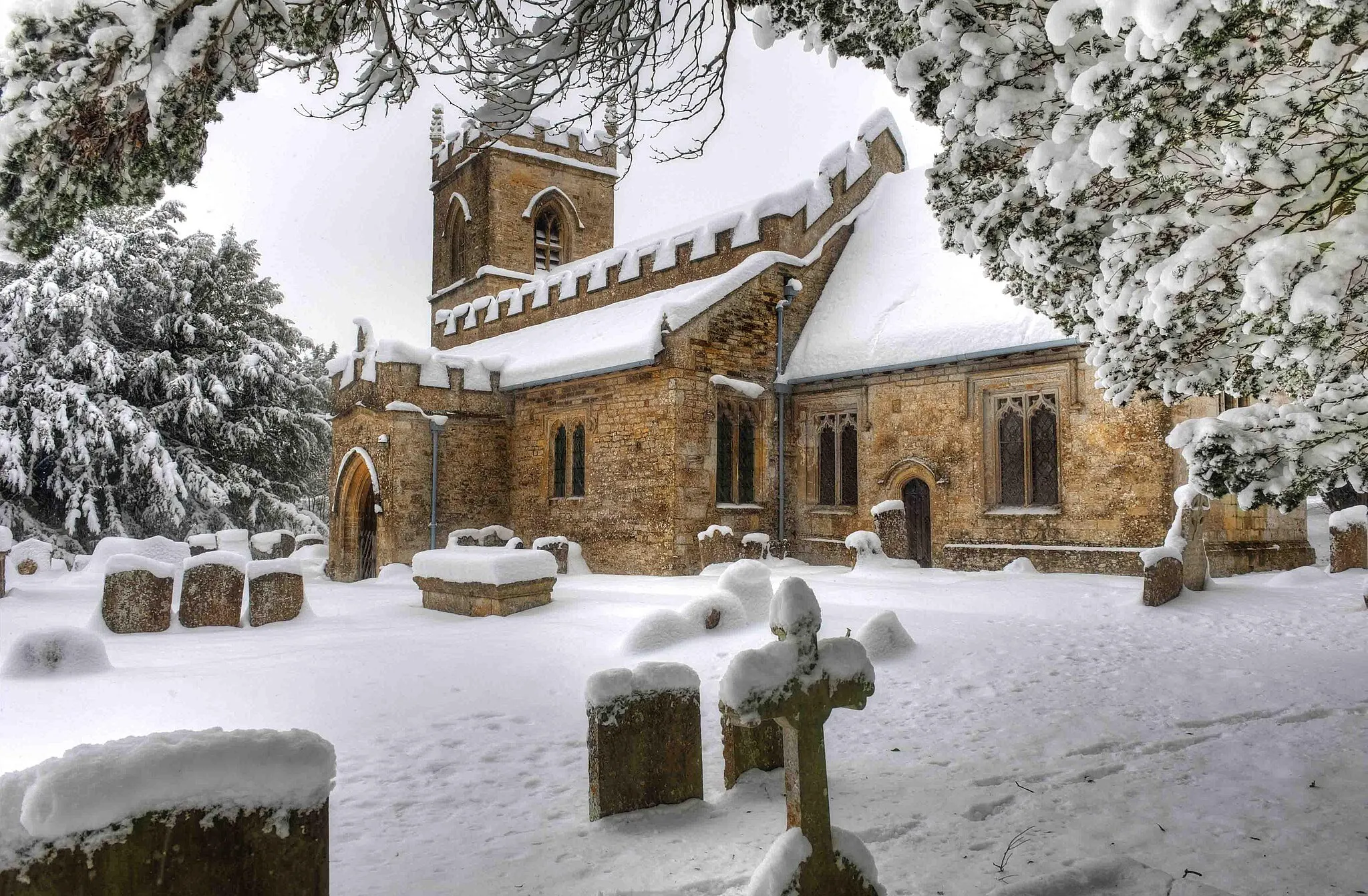 Photo showing: St Edward the Confessor parish church, Westcot Barton, Oxfordshire, seen from the southeast in snow