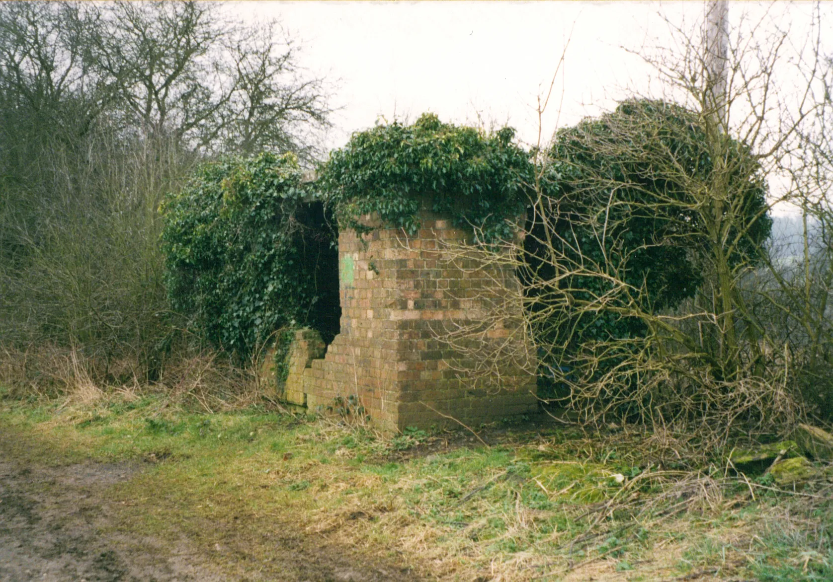 Photo showing: Wroxton's OIR P-hut, Oxfordshire in 2005. At the far right is a pile of rubble where a signal post used to be.