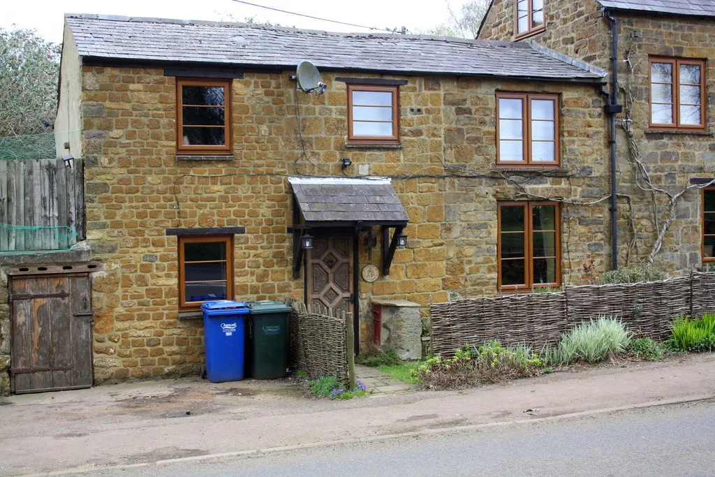 Photo showing: Crickle Cottage, Stratford Road