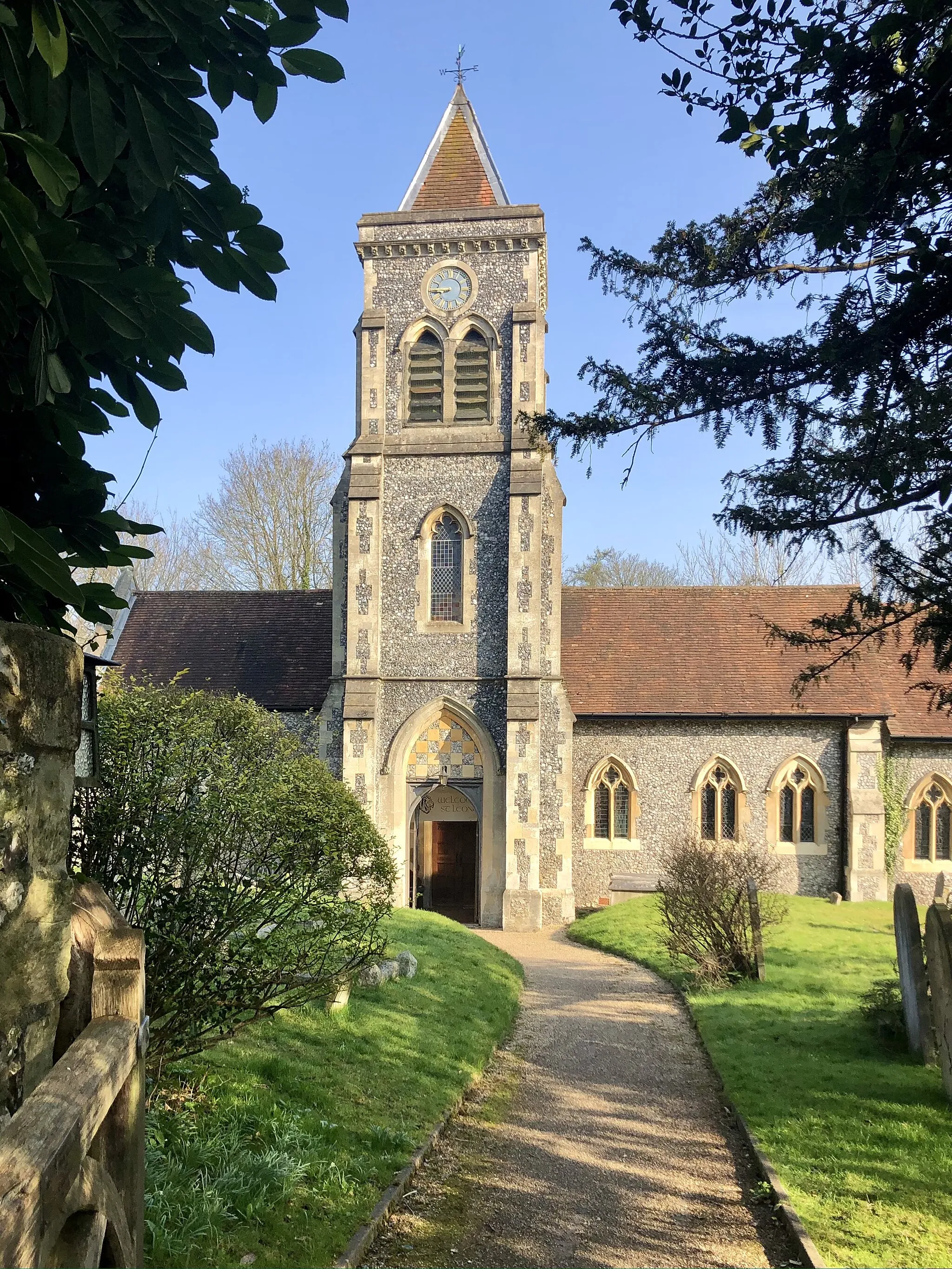 Photo showing: Image of English country church.