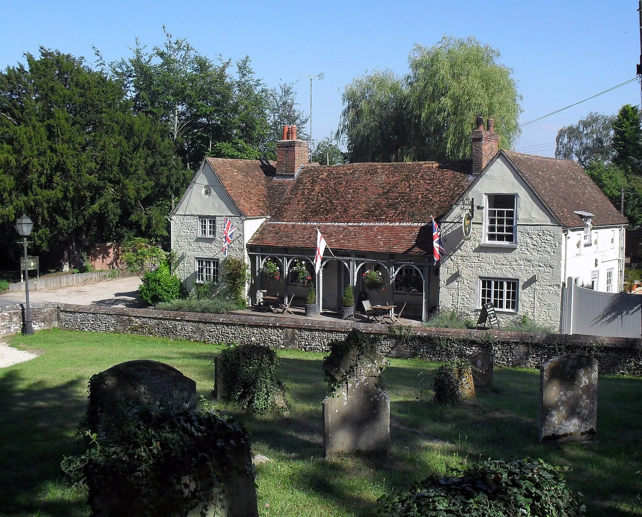 Photo showing: The Lord Nelson pub, Brightwell Baldwin, Oxfordshire, seen from the northwest from St Bartholomew's parish churchyard