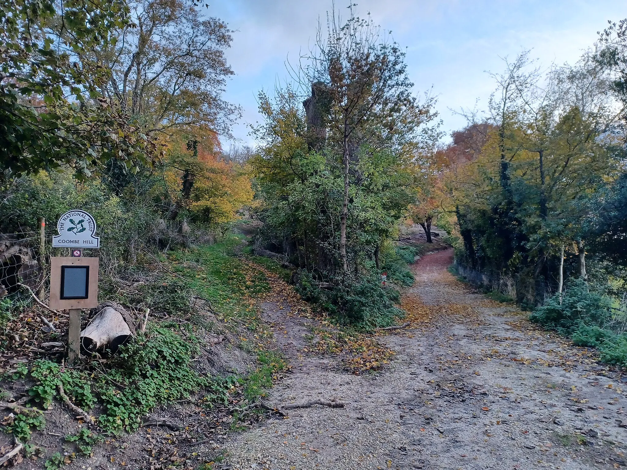 Photo showing: National Trust sign at Coombe Hill, Buckinghamshire, England.