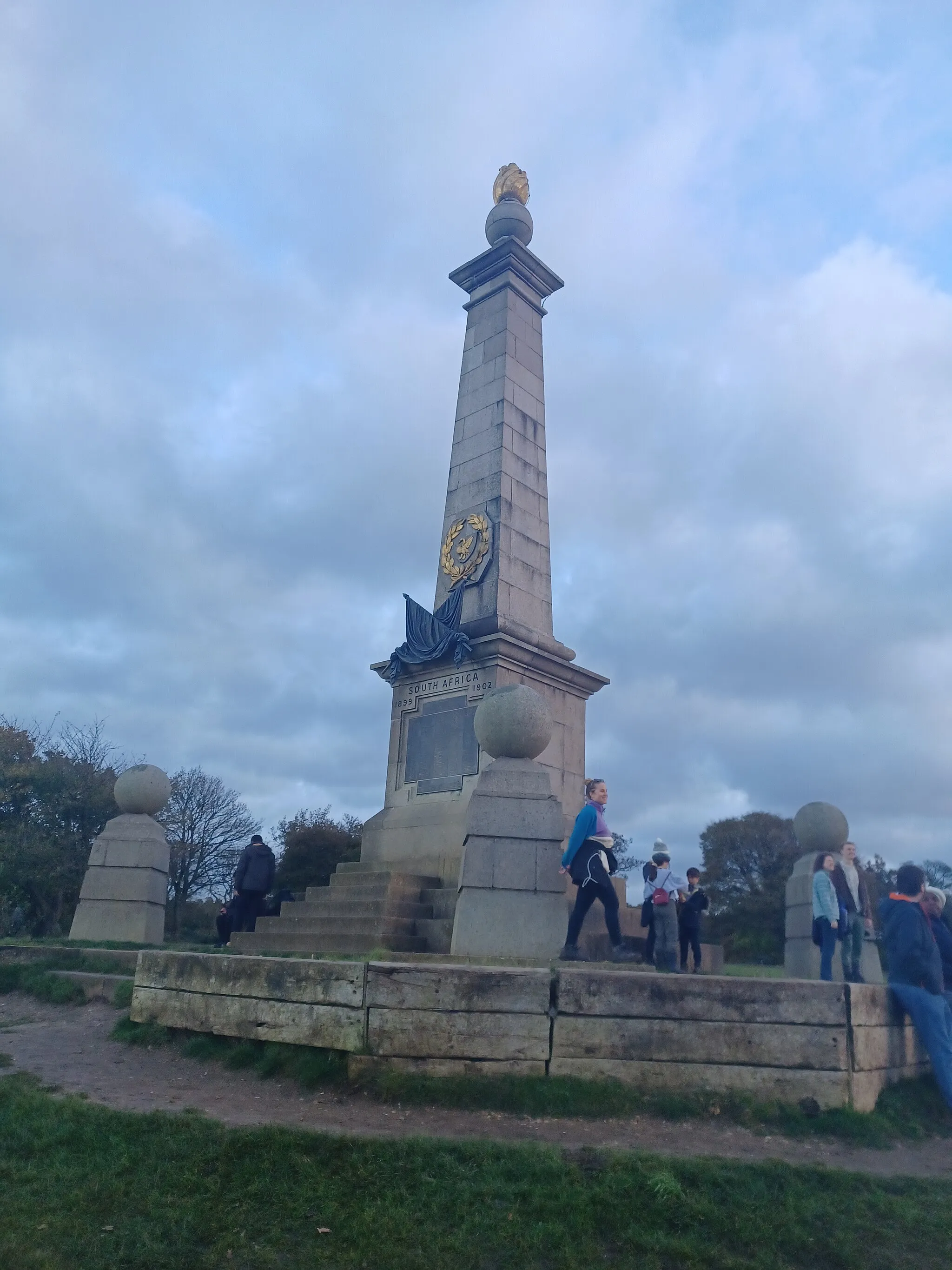 Photo showing: Coombe Hill Monument, Ellesborough, Buckinghamshire, England. 1904 memorial to the fallen of the Boer War, Grade II listed.