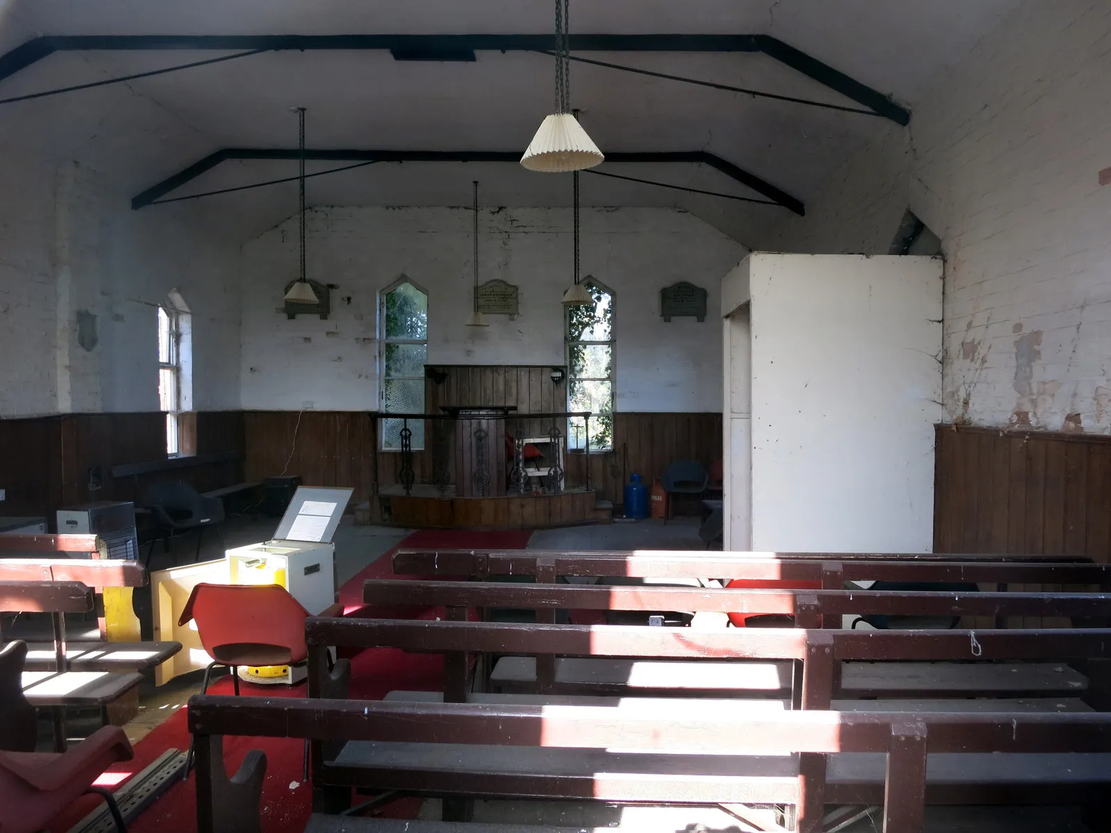 Photo showing: Inside the old chapel at Kingswood