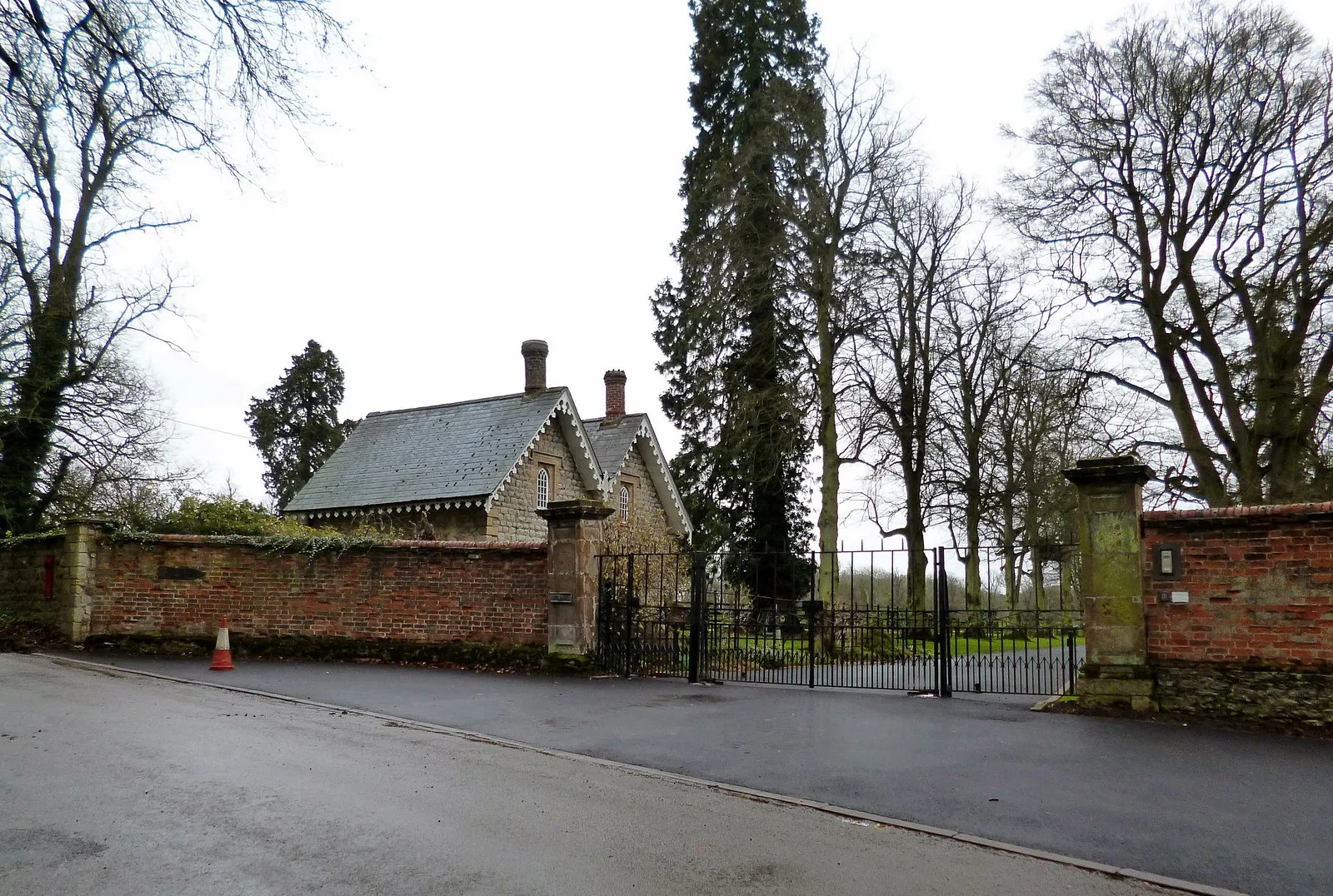 Photo showing: Biddlesden House Entrance