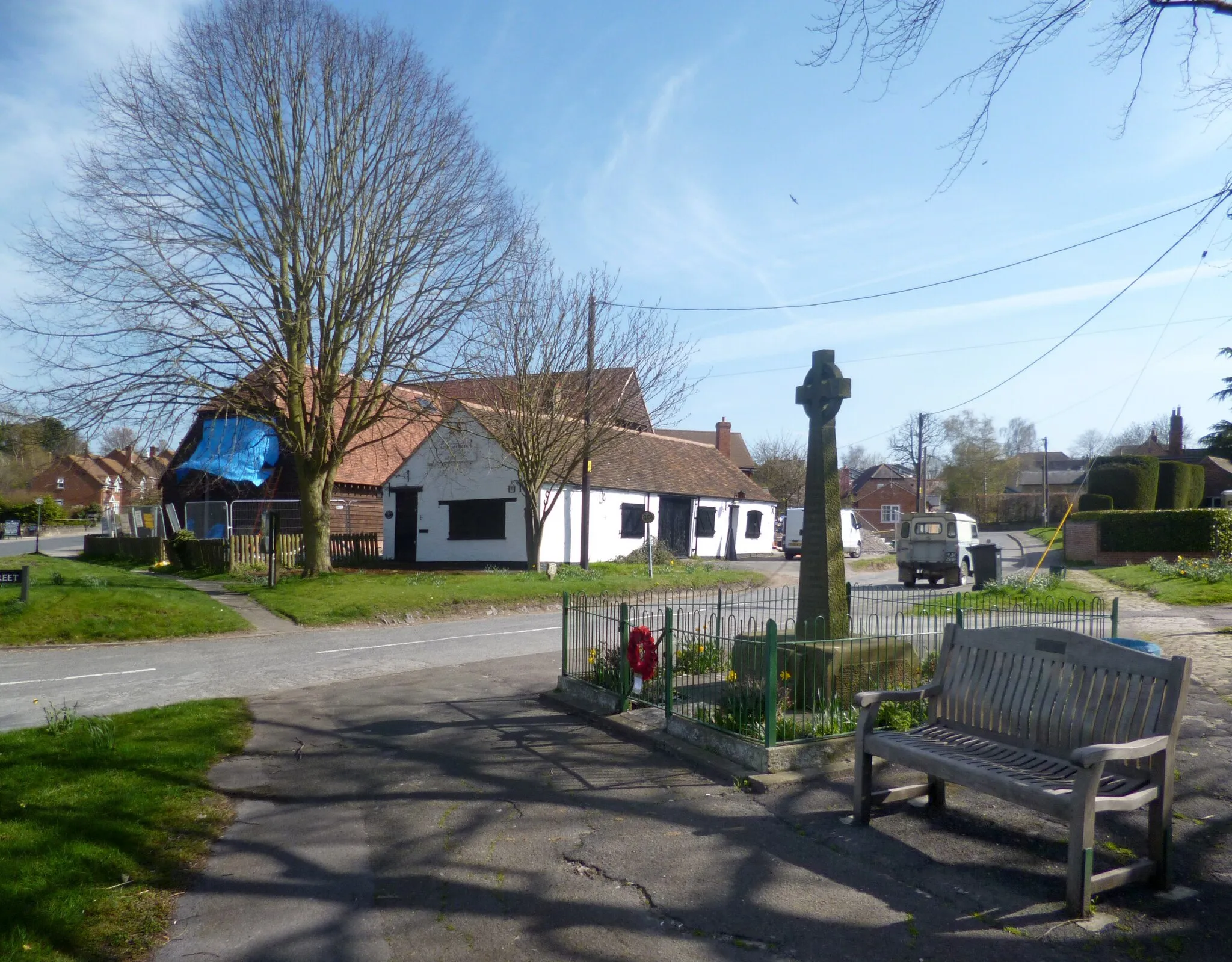 Photo showing: War Memorial & Old Forge, Tetsworth