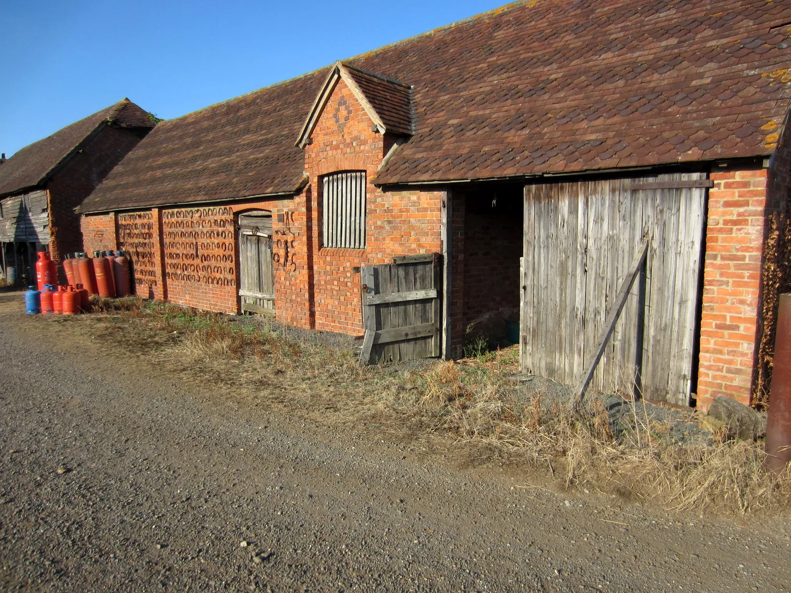 Photo showing: Barn at Bernwood Farm