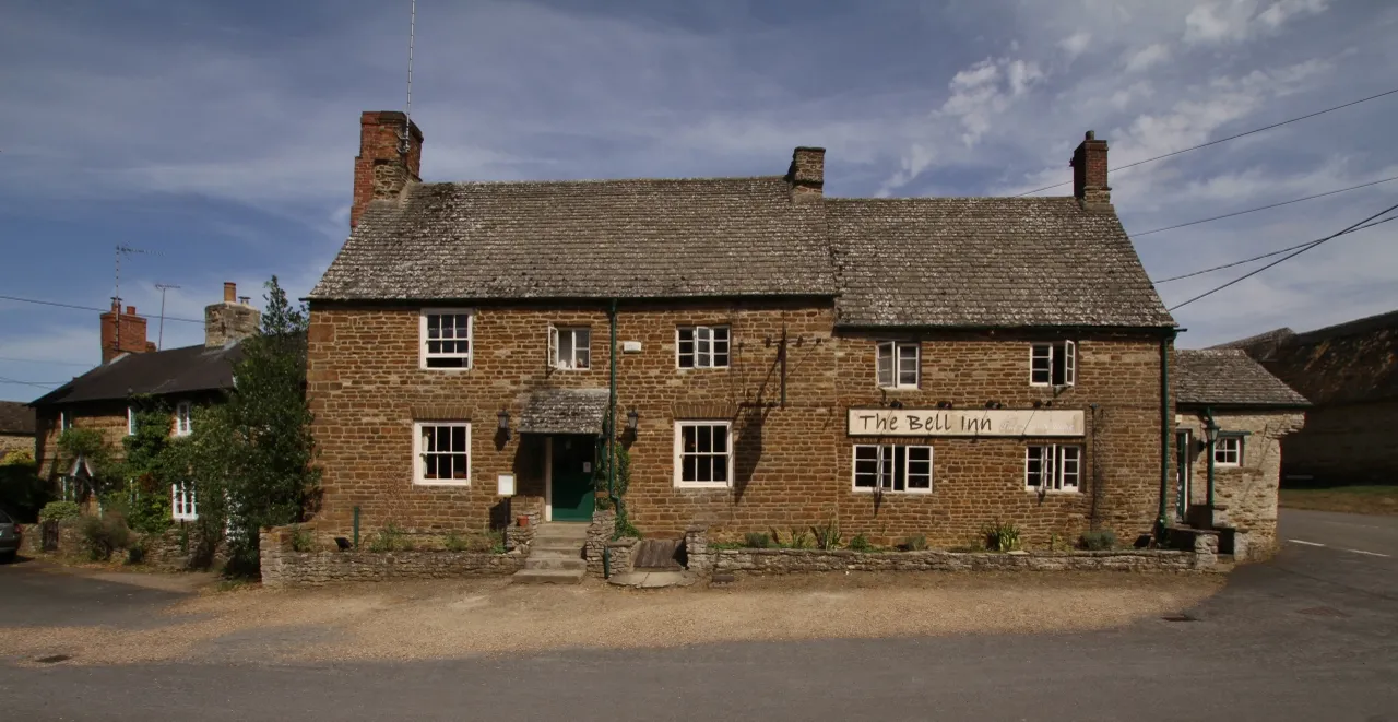 Photo showing: The Bell Inn, Market Square, Lower Heyford, Oxfordshire, seen from the west