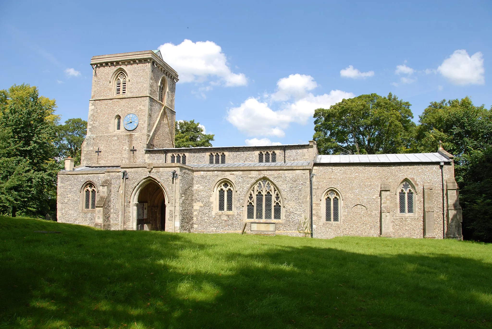 Photo showing: Holy Trinity parish church, Bledlow, Buckinghamshire, seen from the south