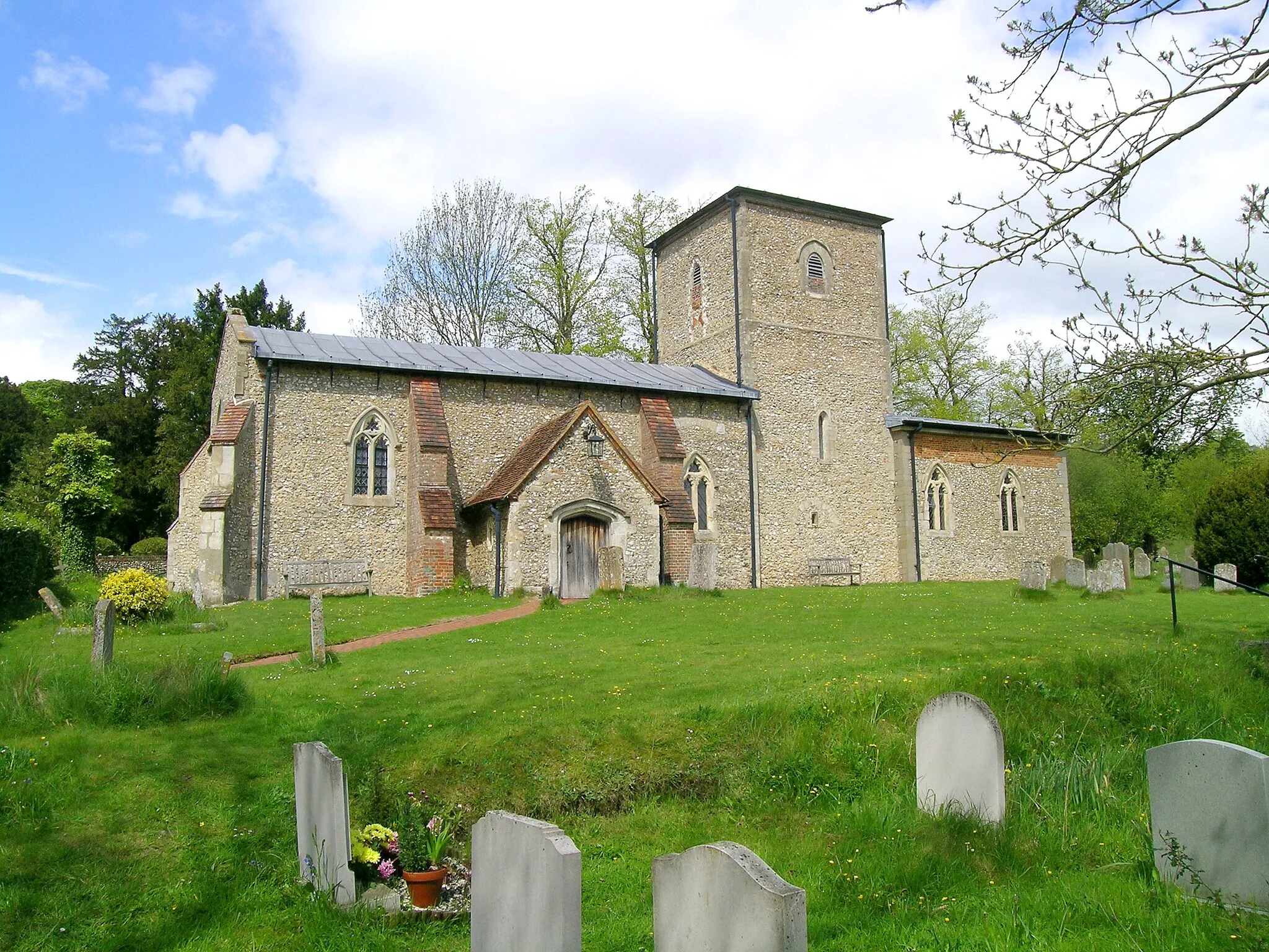 Photo showing: View of the exterior of the early 13th century parish church of St Mary the Virgin at Radnage, Bucks, England from the south