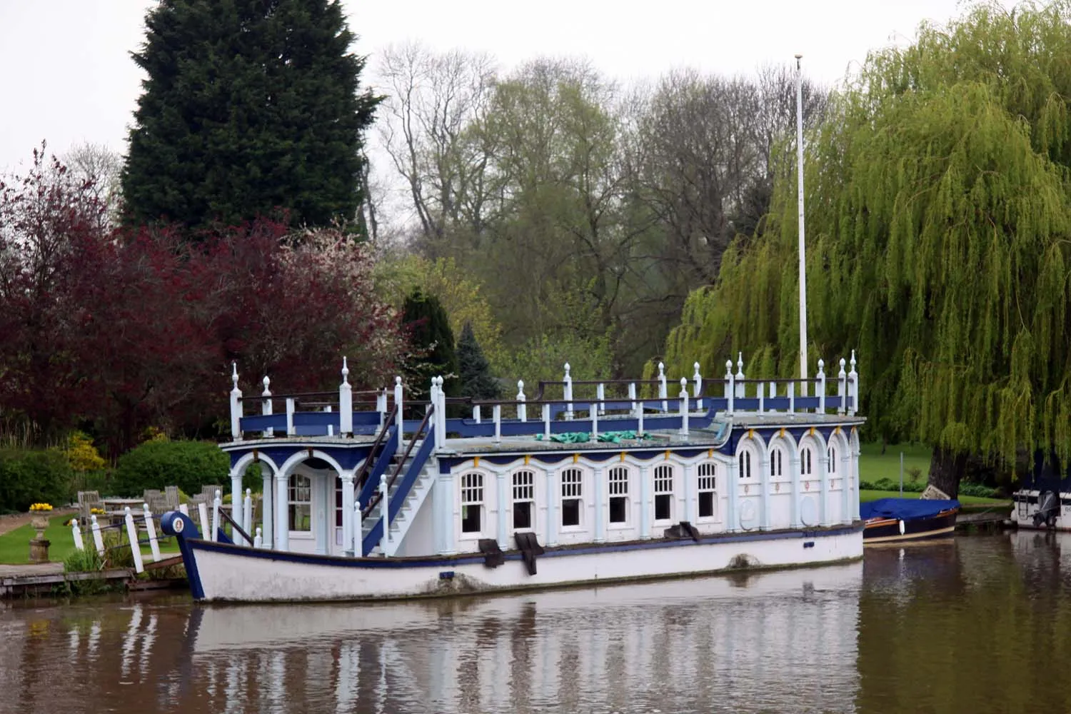 Photo showing: A barge moored by the Swan Hotel