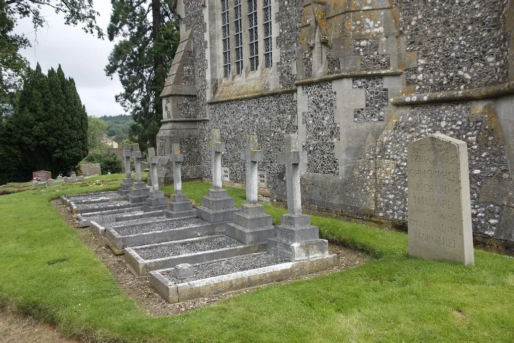 Photo showing: Graves along the west end