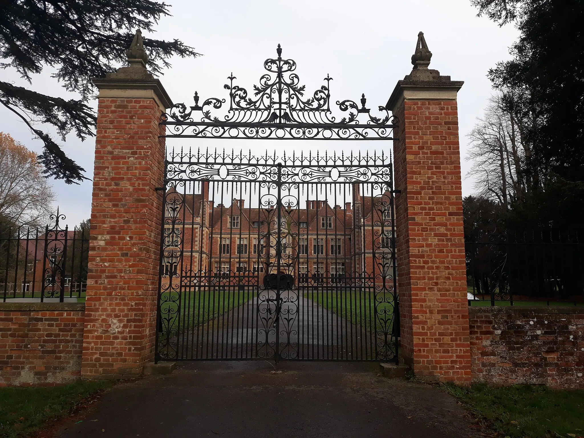 Photo showing: Shaw House, Newbury, Berkshire, England. Site of a Civil War battle in October 1644, when it was held by Royalists against a Parliamentarian attack. The battle ended in stalemate and the retreat of the Royalists. The gate posts are Grade II listed.