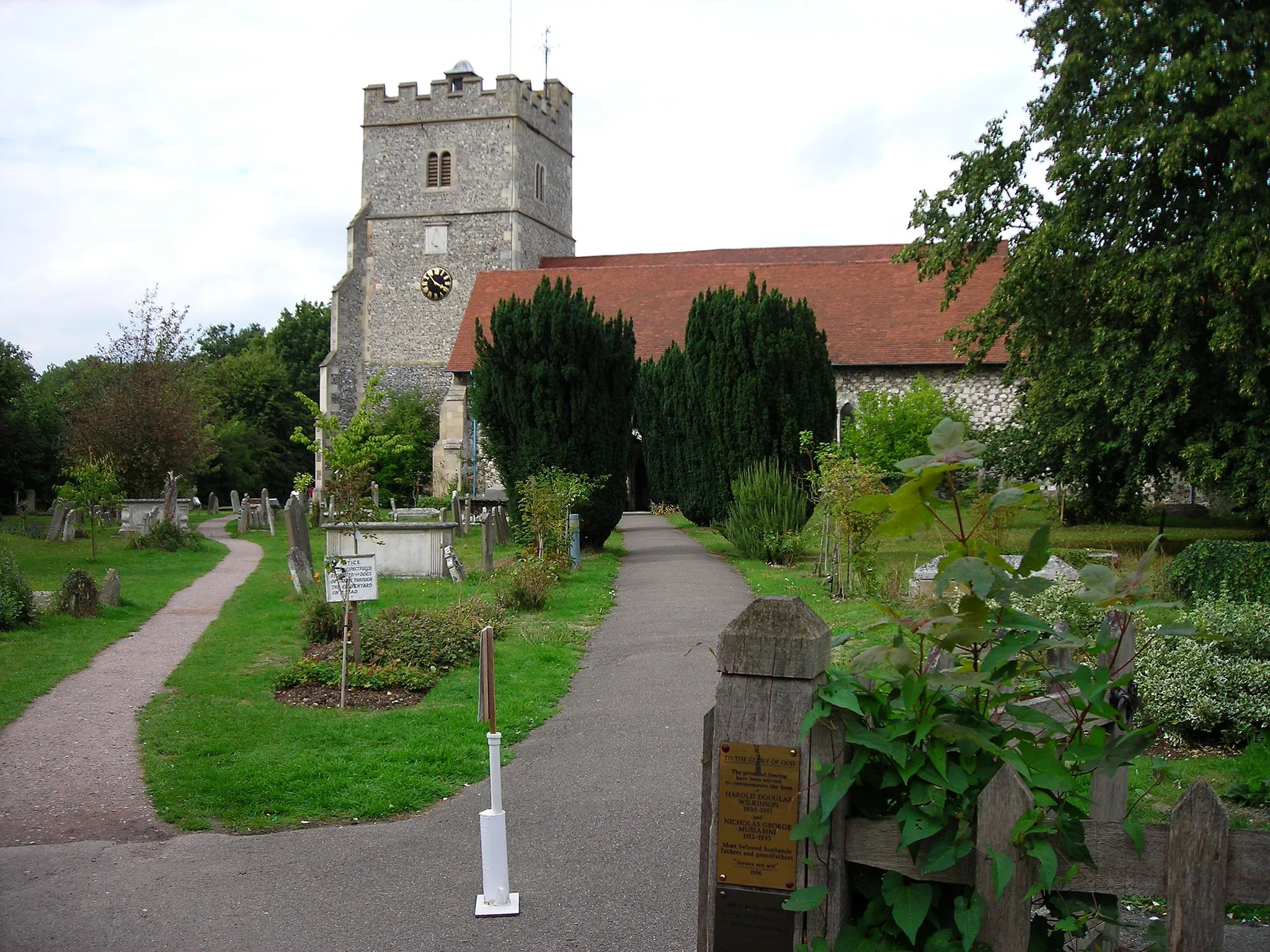 Photo showing: Church of England parish church of the Holy Trinity, Cookham, Berkshire: view from the south