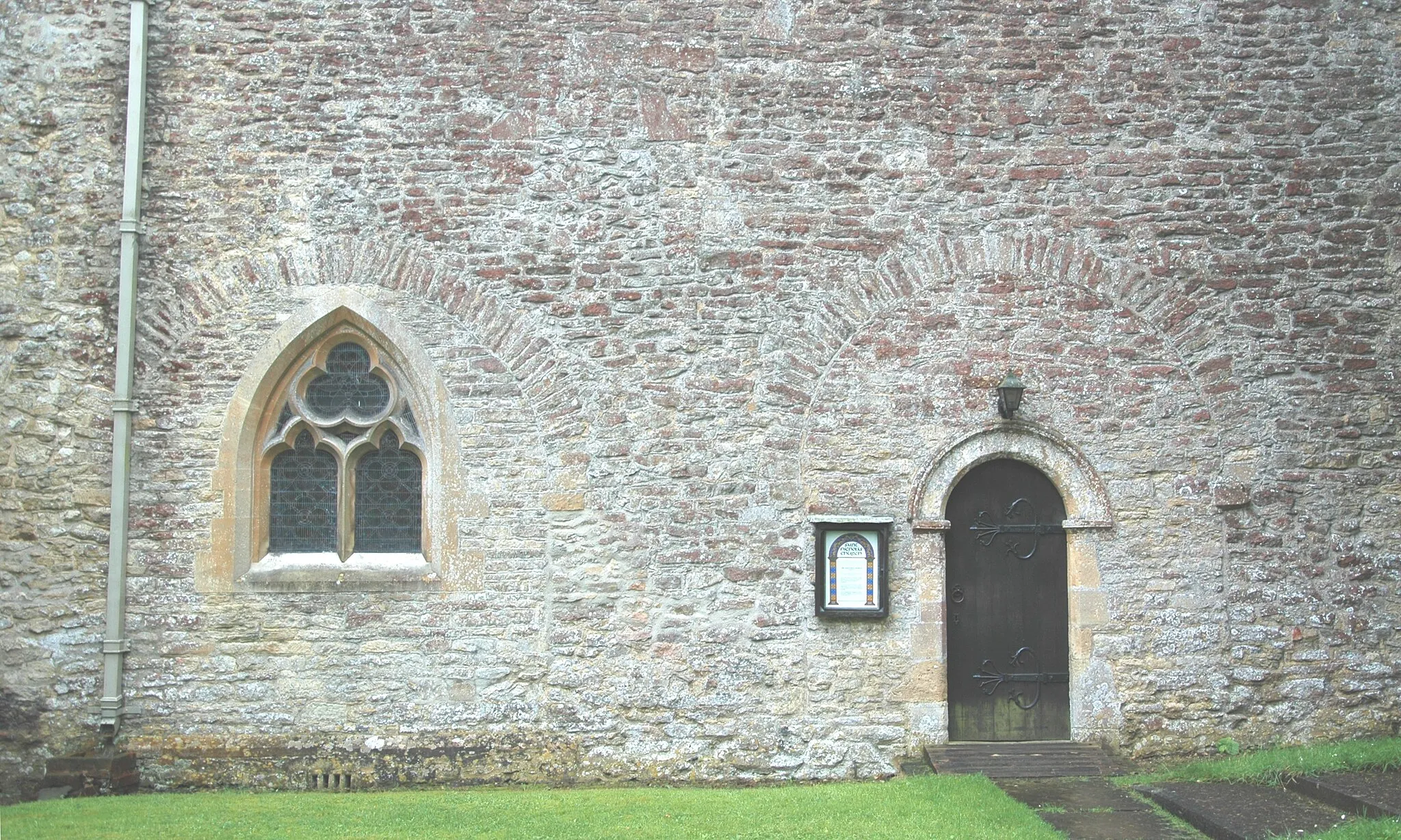 Photo showing: Church of England parish church of St Nicholas, Tackley, Oxfordshire: blocked 11th-century arcade, probably Saxon, on the north side of the nave