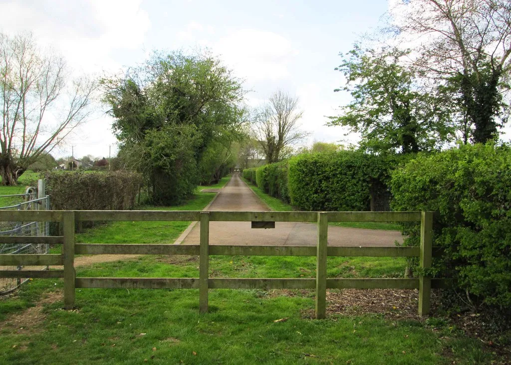 Photo showing: Access road to Lakeside Allotments, Witney, Oxon