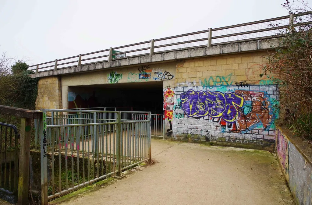 Photo showing: Approach to the entrance to the tunnel under A40 road, Witney, Oxon