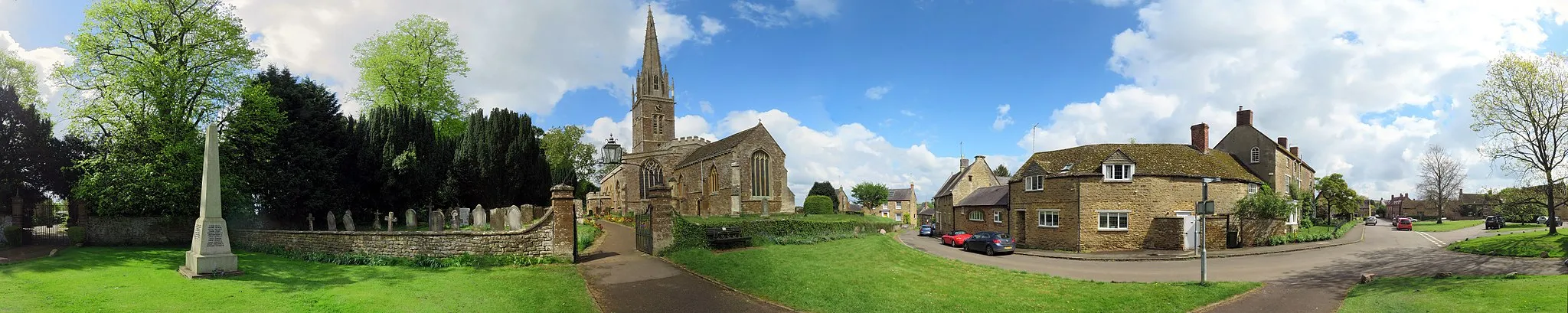 Photo showing: 360 degree panorama of King's Sutton, Northamptonshire, England. The parish church of Saints Peter and Paul is in the centre. The obelisk on the left is the parish war memorial.