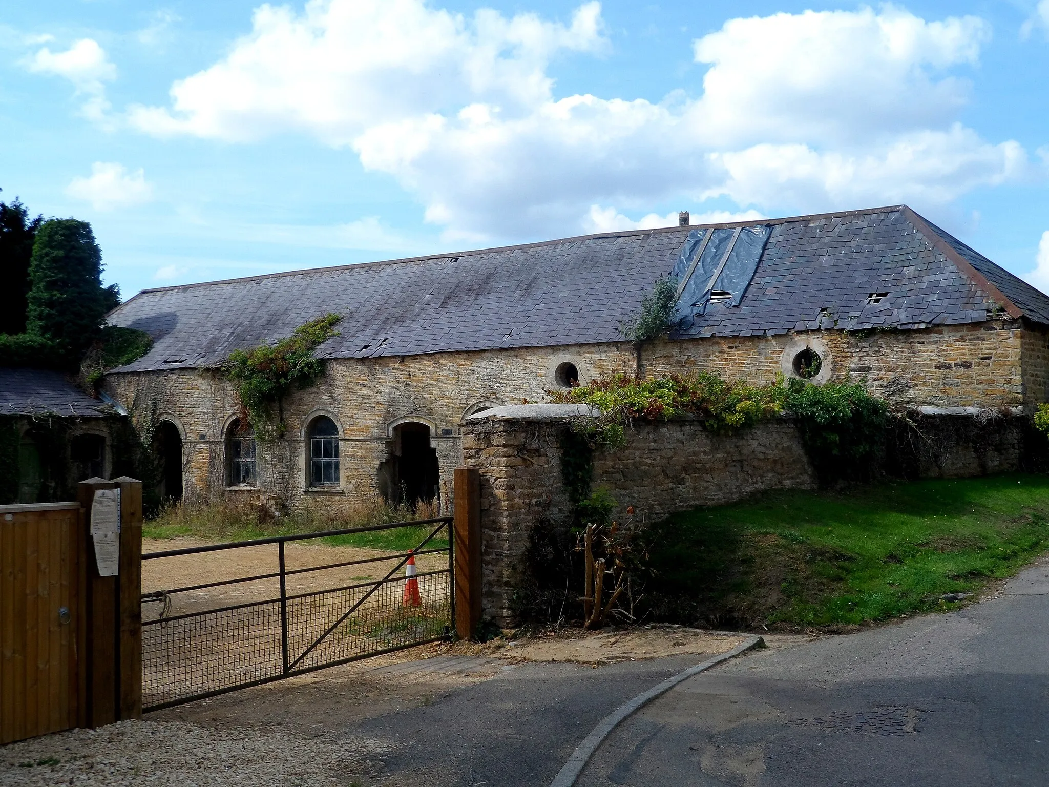 Photo showing: Old stone barn, Croughton