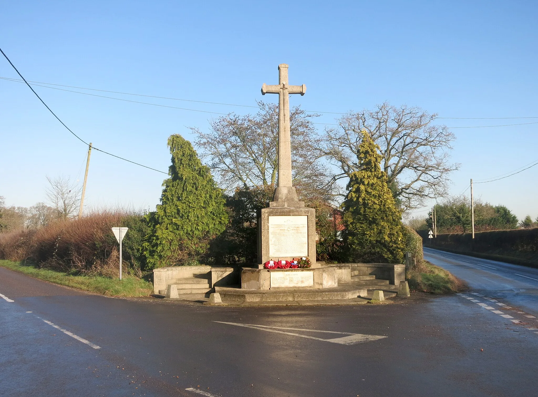 Photo showing: Bradfield War Memorial. Bradfield and Bradfield Southend are a couple of kms apart. This memorial is about half way between the two in a prominent position at a fork in the road.