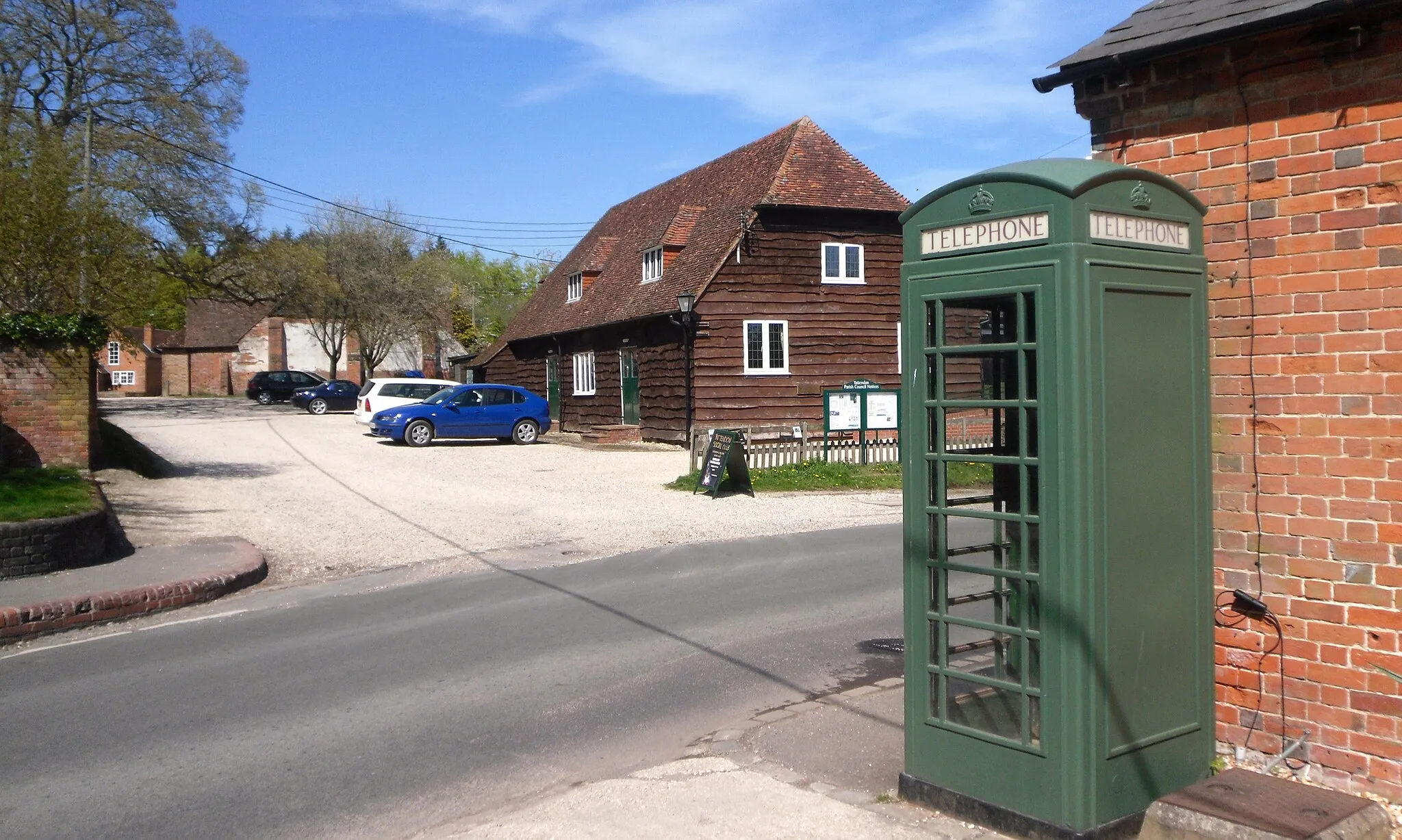 Photo showing: Yattendon's Green Phone Box