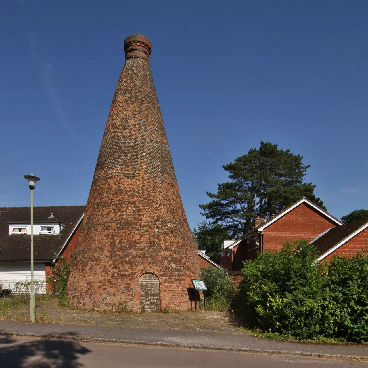 Photo showing: Disused brick kiln in Nettlebed, Oxfordshire, seen from the west