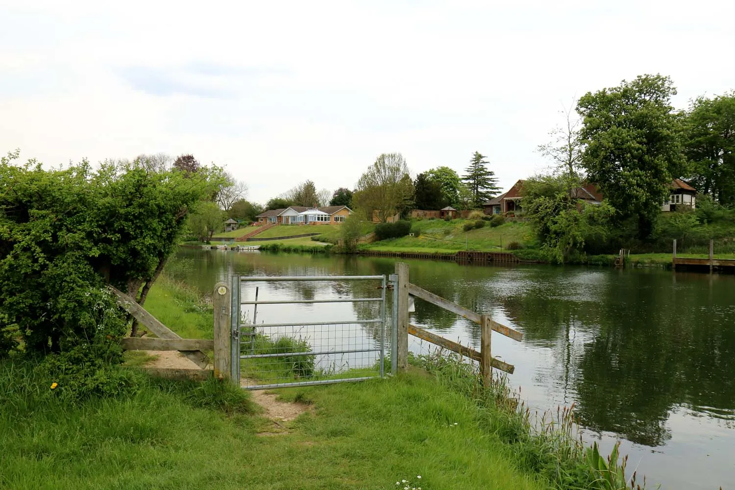 Photo showing: A gate on the Thames Path