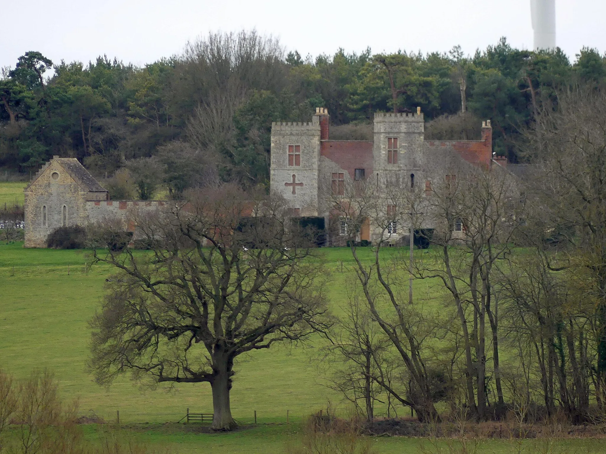 Photo showing: Strattenborough Castle: Grade II listed farmhouse in the parish of Watchfield, Oxon. Wikidata has entry Strattenborough Castle (Q26649805) with data related to this item.