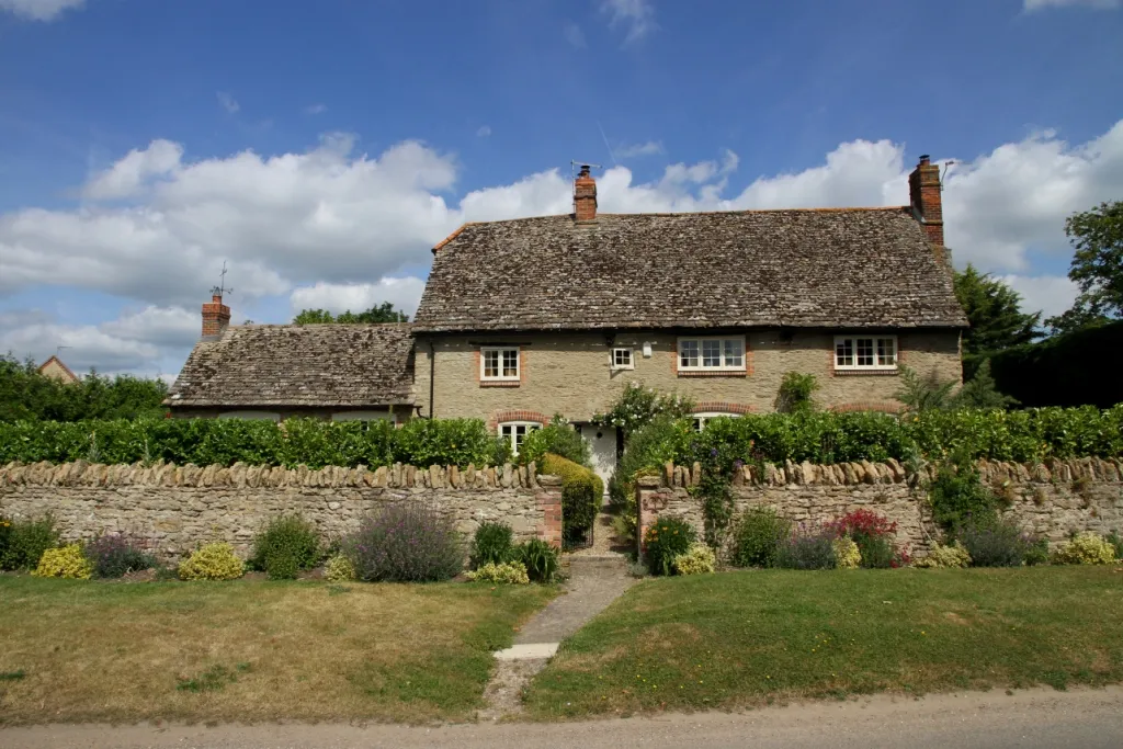 Photo showing: Millett's Farm Cottages, Garford, Oxfordshire (formerly Berkshire), seen from the southeast