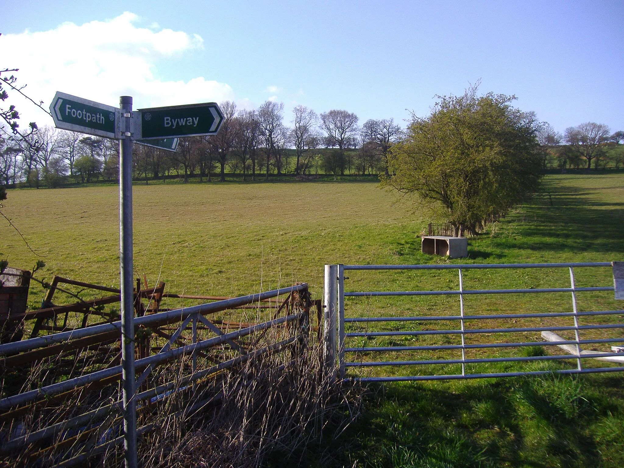 Photo showing: A Digital photograph of Arbury Hill from the south taken on the 17th April 2008 by 18:38, 17 April 2008 (UTC)