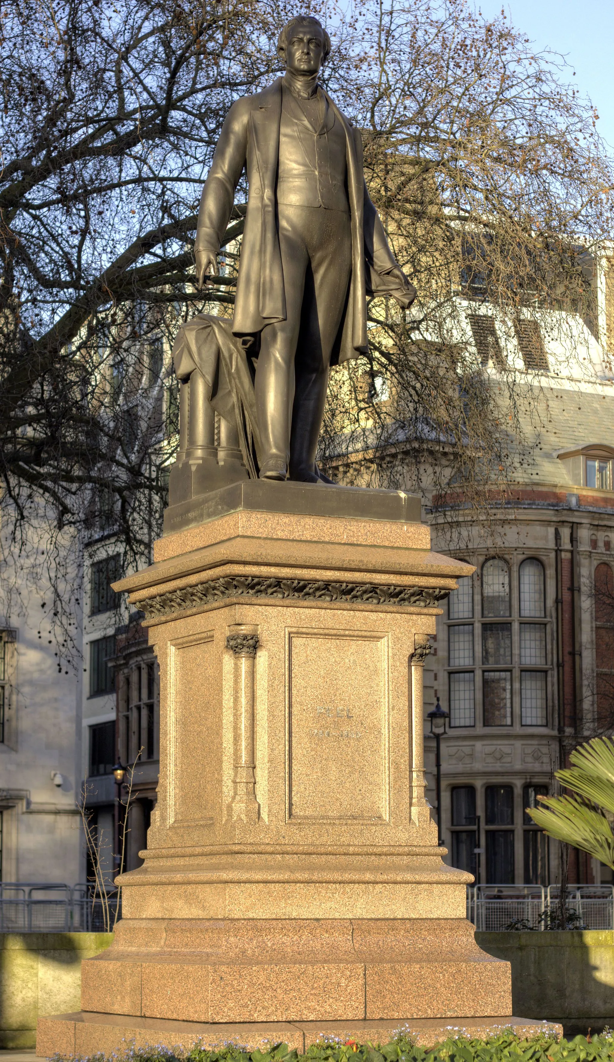 Photo showing: Statue of Sir Robert Peel, Parliament Square, London