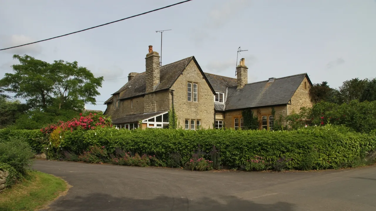 Photo showing: School House, Black Bourton, Oxfordshire, seen from the southeast